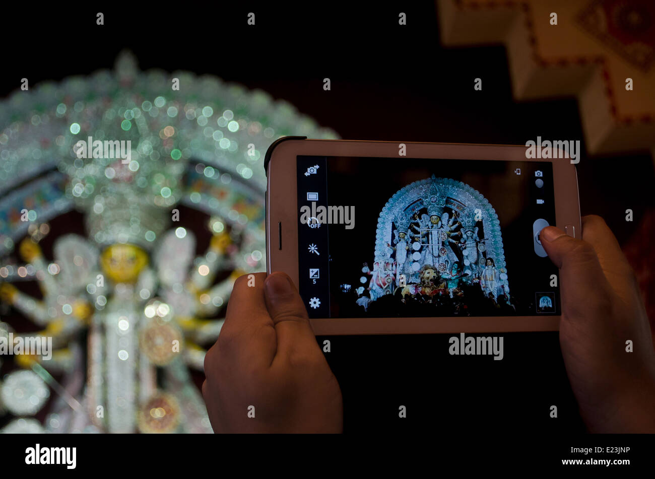 Aufnahme von Durga Idol auf Kamera-Handy während der Durga Puja Festival, Kolkata, Indien. Stockfoto