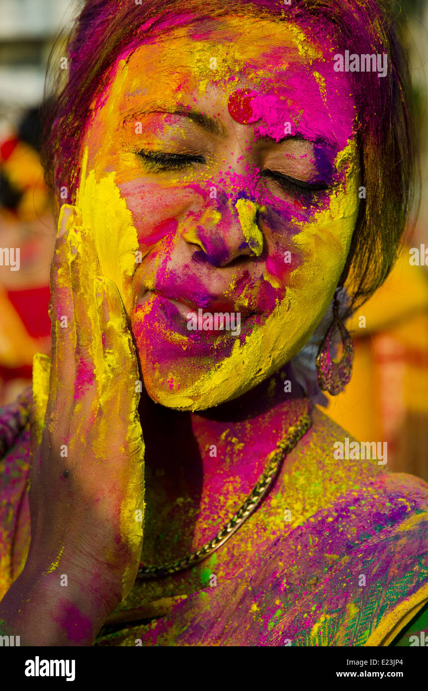 Porträt einer indischen Frau mit Farben in ihrem Gesicht auf Holi Festival. Stockfoto