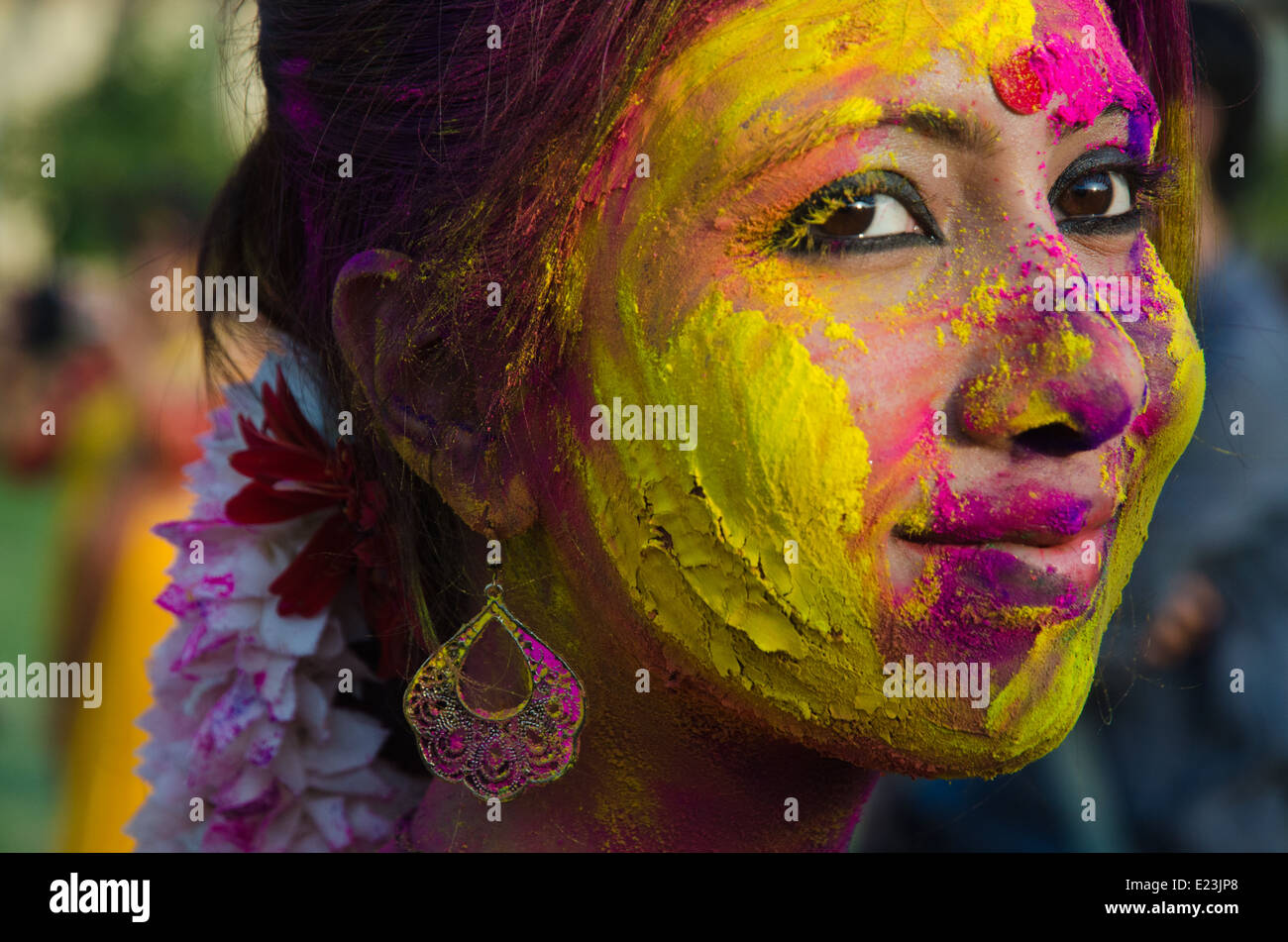 Porträt einer indischen Frau mit Farben in ihrem Gesicht auf Holi Festival. Stockfoto