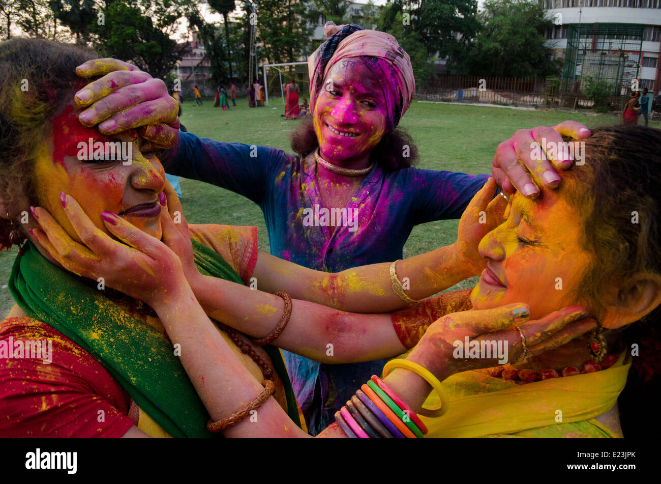 Männer und Frauen feiern Holi in Indien. Stockfoto