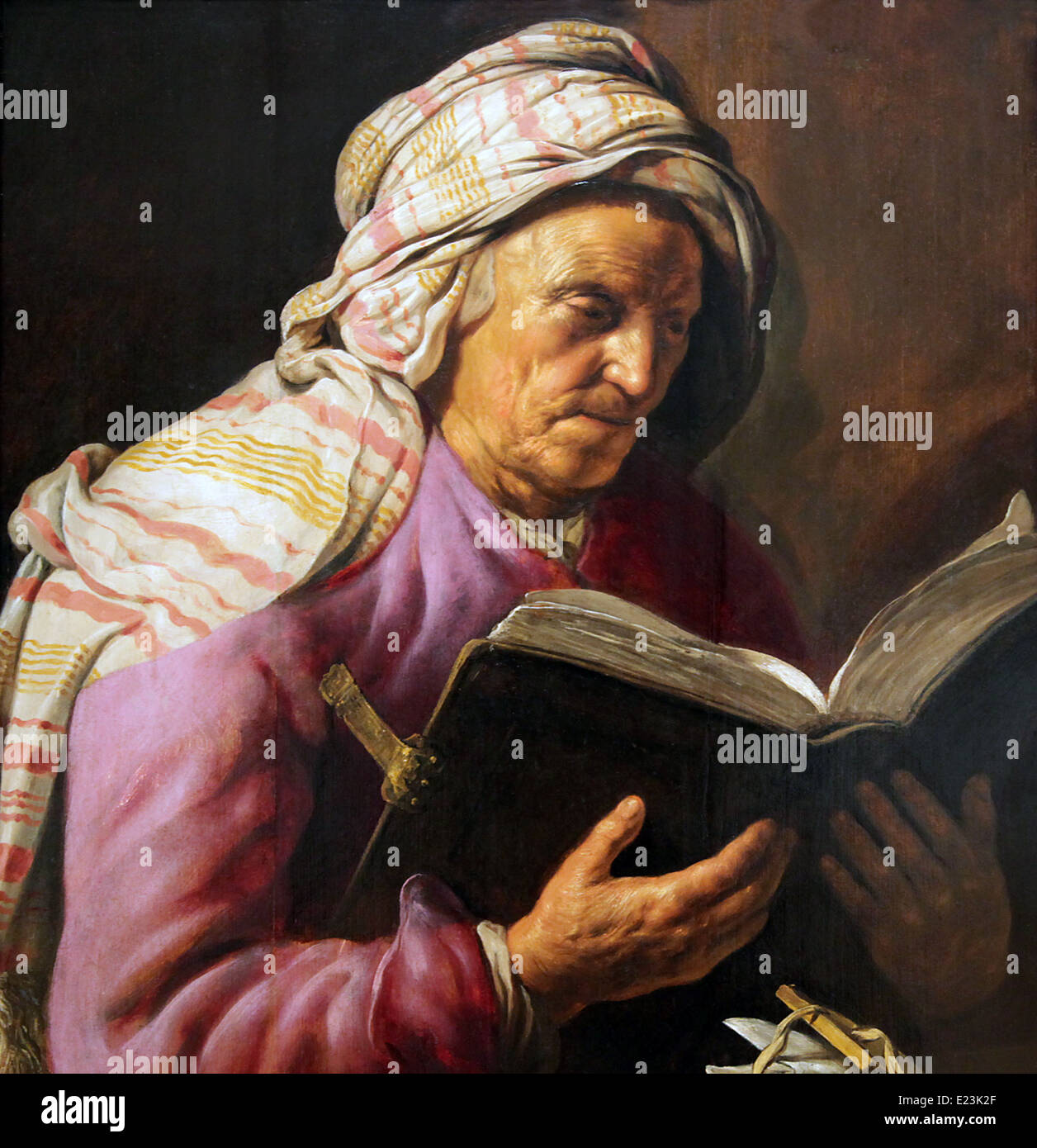 Alte Frau, die ein Buch liest.(c.1626). Meistermalerei von Jan Lievens niederländischer Maler (1607-1647). Stockfoto