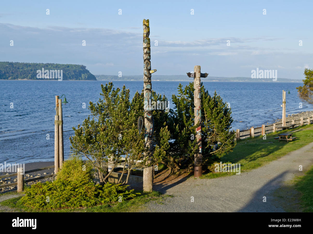 Erste Nationen oder Native American Totem Pole entlang das Wasser in Langley, Washington State, auf Whidbey Island. Stockfoto