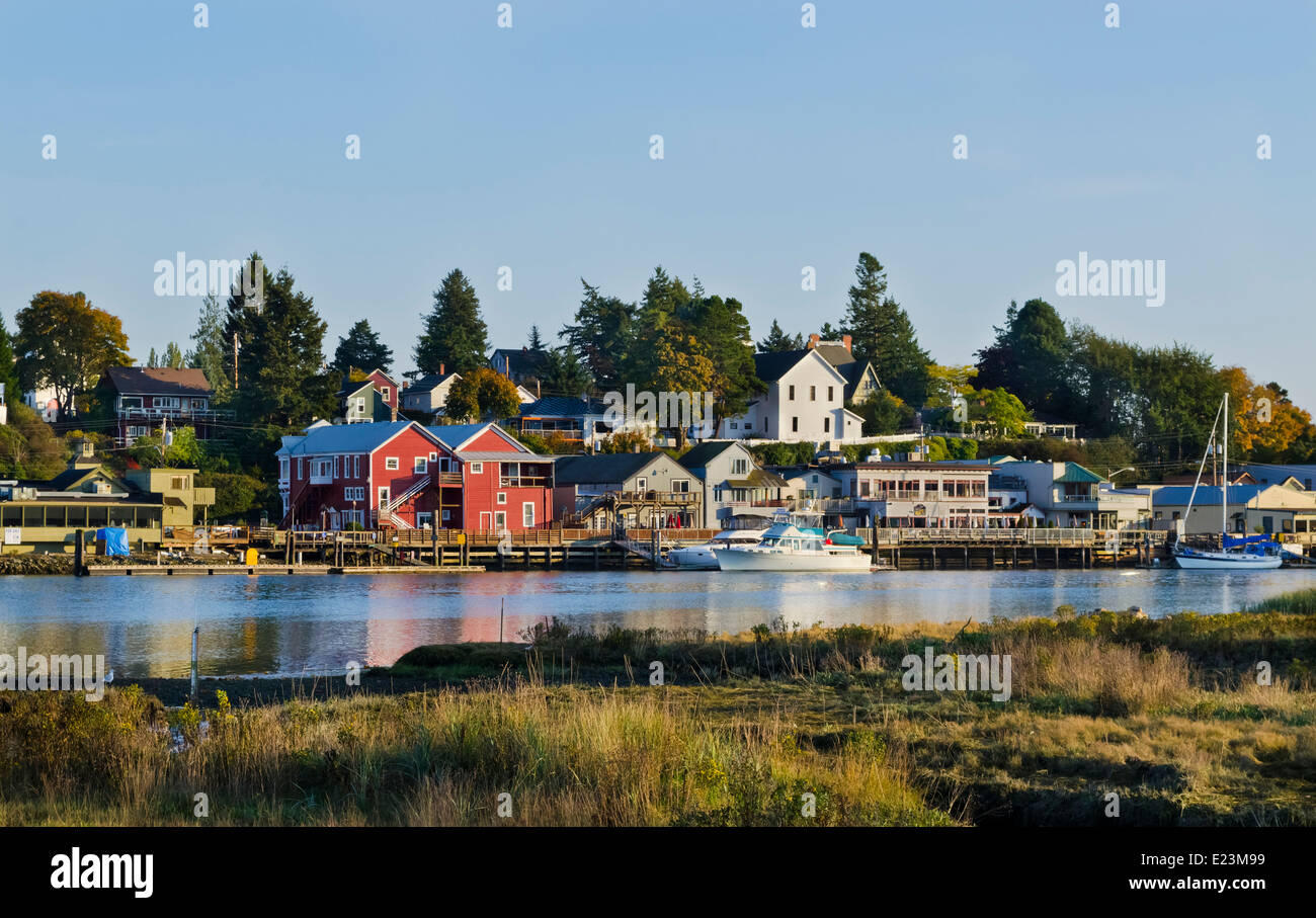Gebäude entlang der Uferpromenade bei Sonnenuntergang in La Conner, Washington, im Herbst. An den Swinomish Kanal gelegen. Stockfoto