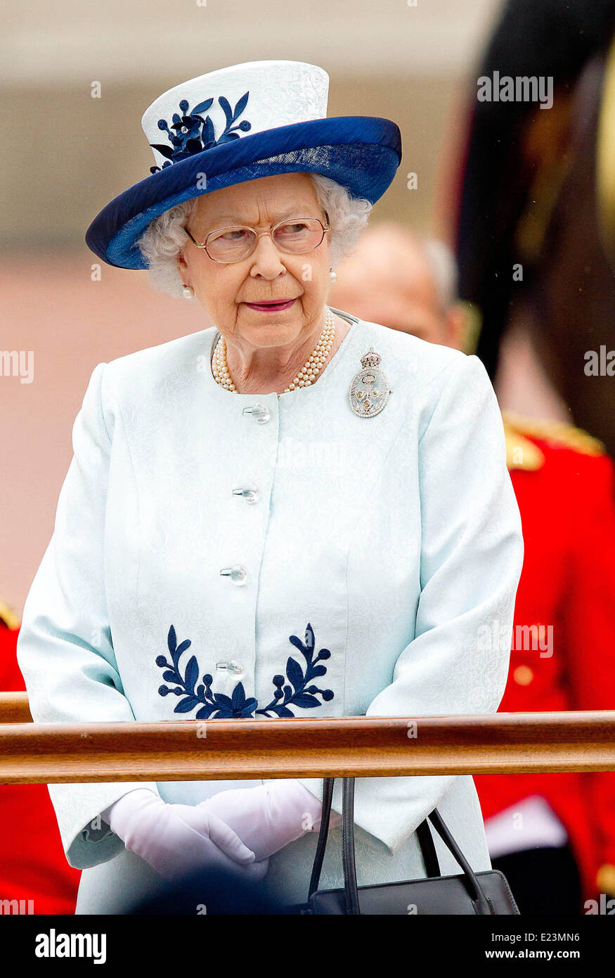 London, Großbritannien. 14. Juni 2014. Die britische Königin Elizabeth II während Trooping die Farbe Königin jährlichen Geburtstag Parade in London, Vereinigtes Königreich, 14. Juni 2014. Foto: Albert Nieboer-/ Dpa/Alamy Live News Stockfoto