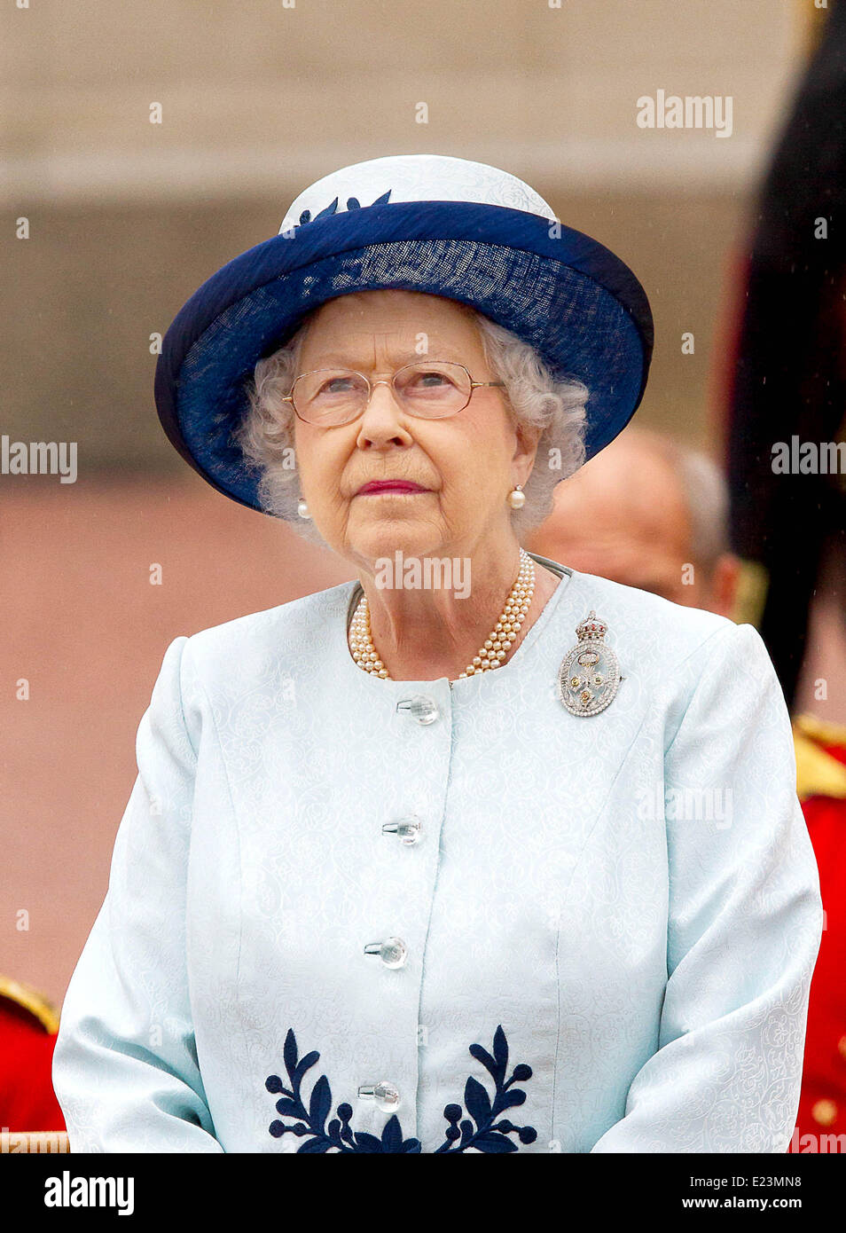 London, Großbritannien. 14. Juni 2014. Die britische Königin Elizabeth II während Trooping die Farbe Königin jährlichen Geburtstag Parade in London, Vereinigtes Königreich, 14. Juni 2014. Foto: Albert Nieboer-/ Dpa/Alamy Live News Stockfoto