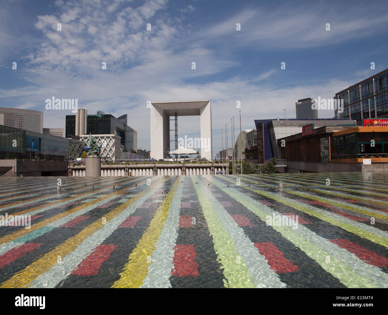 Große Agam der Brunnen und der Grande Arche de la Défense, Paris, Frankreich. Stockfoto