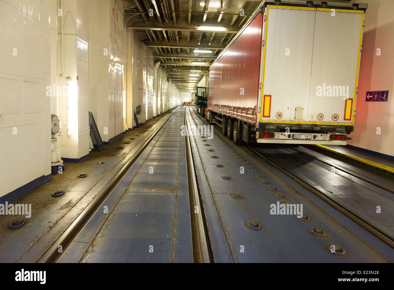 Innen und Roll on / Roll off Schiff mit Zug verfolgt, ist die Fähre zwischen Trelleborg und Sassnitz Stockfoto
