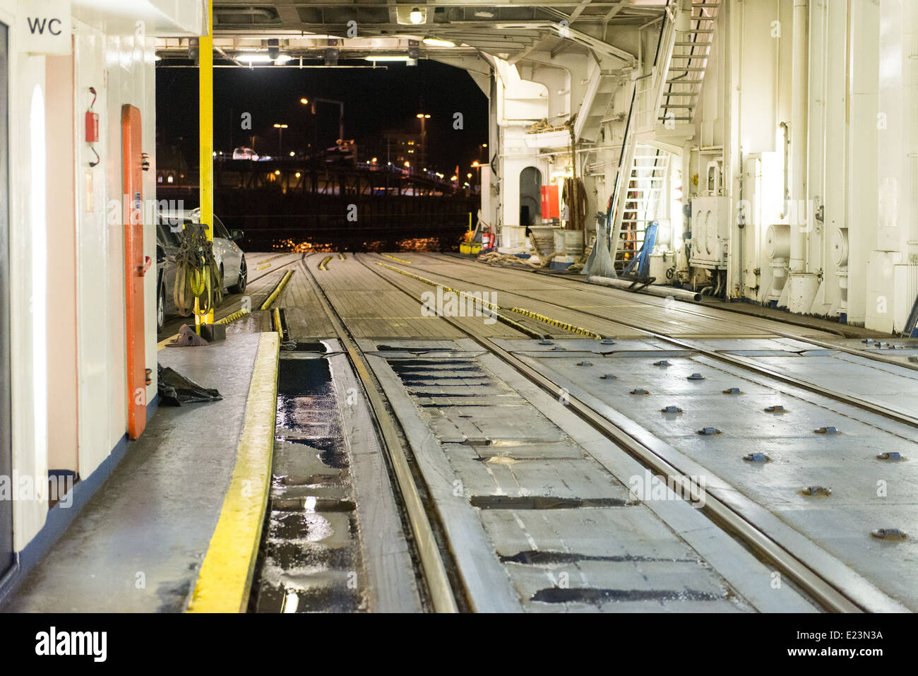 Innen und Roll on / Roll off Schiff mit Zug verfolgt, ist die Fähre zwischen Trelleborg und Sassnitz Stockfoto