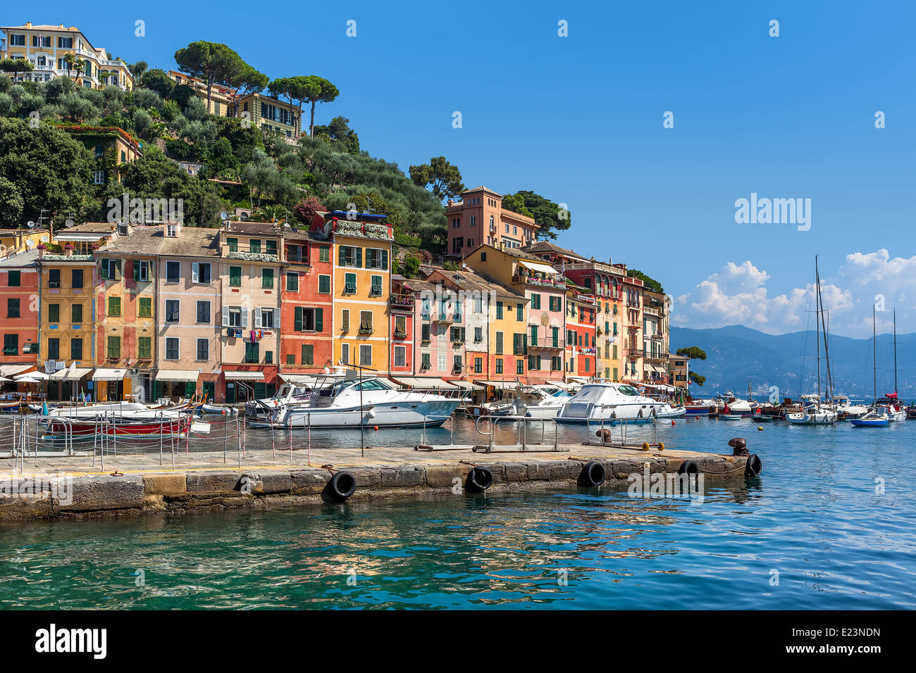 Pier und Boote auf Grund der bunten Häuser in der Bucht von Portofino, Italien. Stockfoto