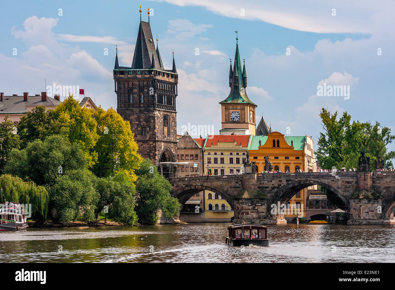 Mittelalterlichen Turm und die berühmte Karlsbrücke über die Moldau in Prag, Tschechien. Stockfoto