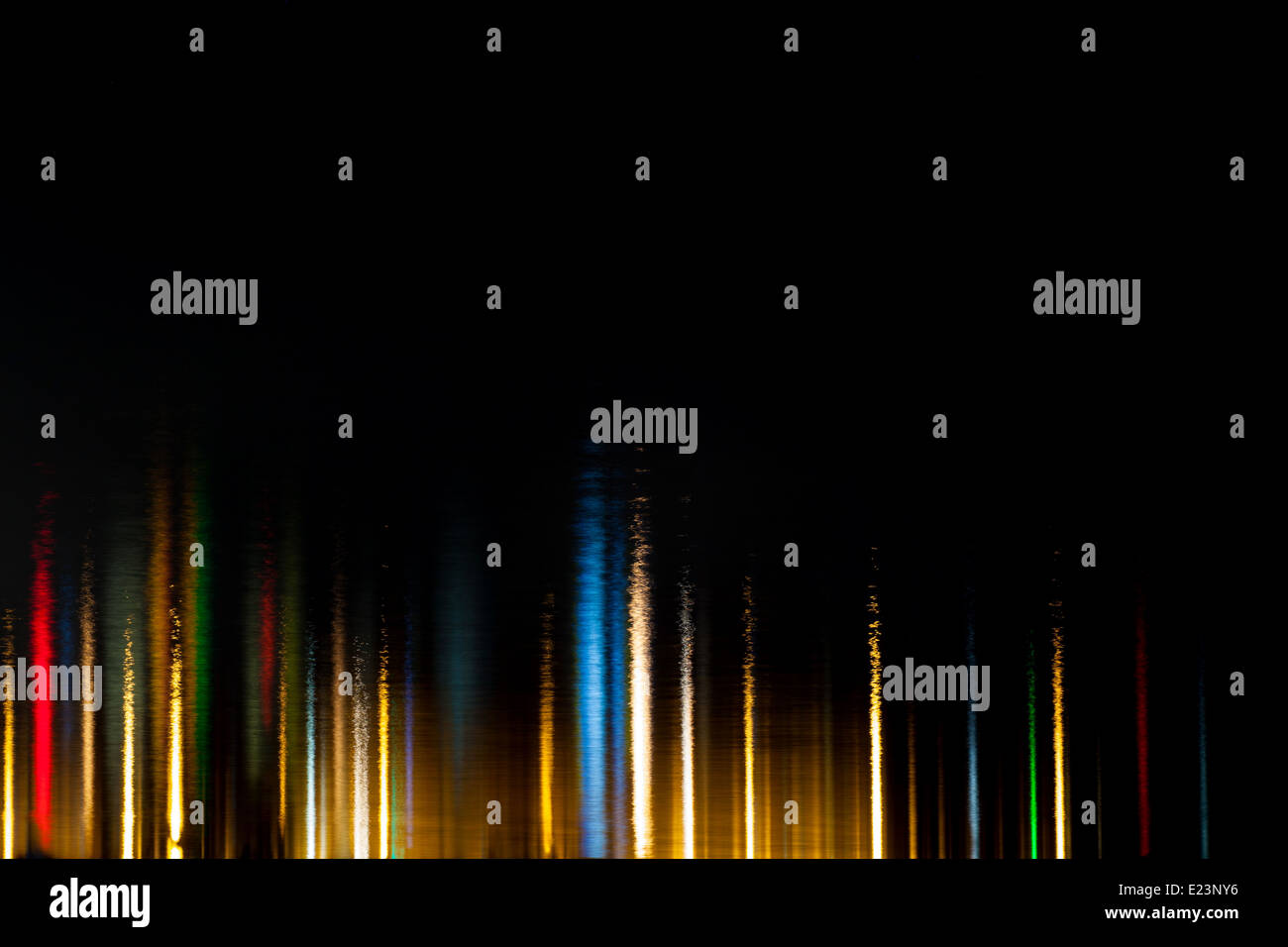 Leuchtet in der Nacht Wasser spiegeln und umgekehrt um eine Asbstract zu machen Stockfoto