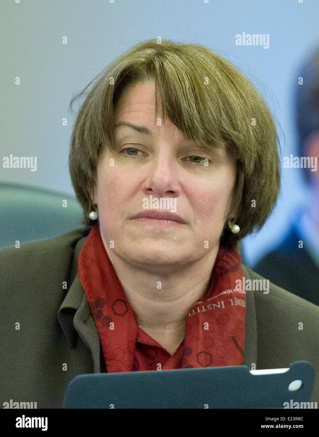 Senator der Vereinigten Staaten Amy Klobuchar (Demokrat von Minnesota) Fragen ein Zeuge bei einem US-Senatsausschuss für Handel, Wissenschaft und Verkehr Anhörung mehrere Nominierungen auf dem Capitol Hill in Washington, DC am Mittwoch, 11. Juni 2014. Bildnachweis: Ron Sachs / CNP - kein Draht-SERVICE Stockfoto