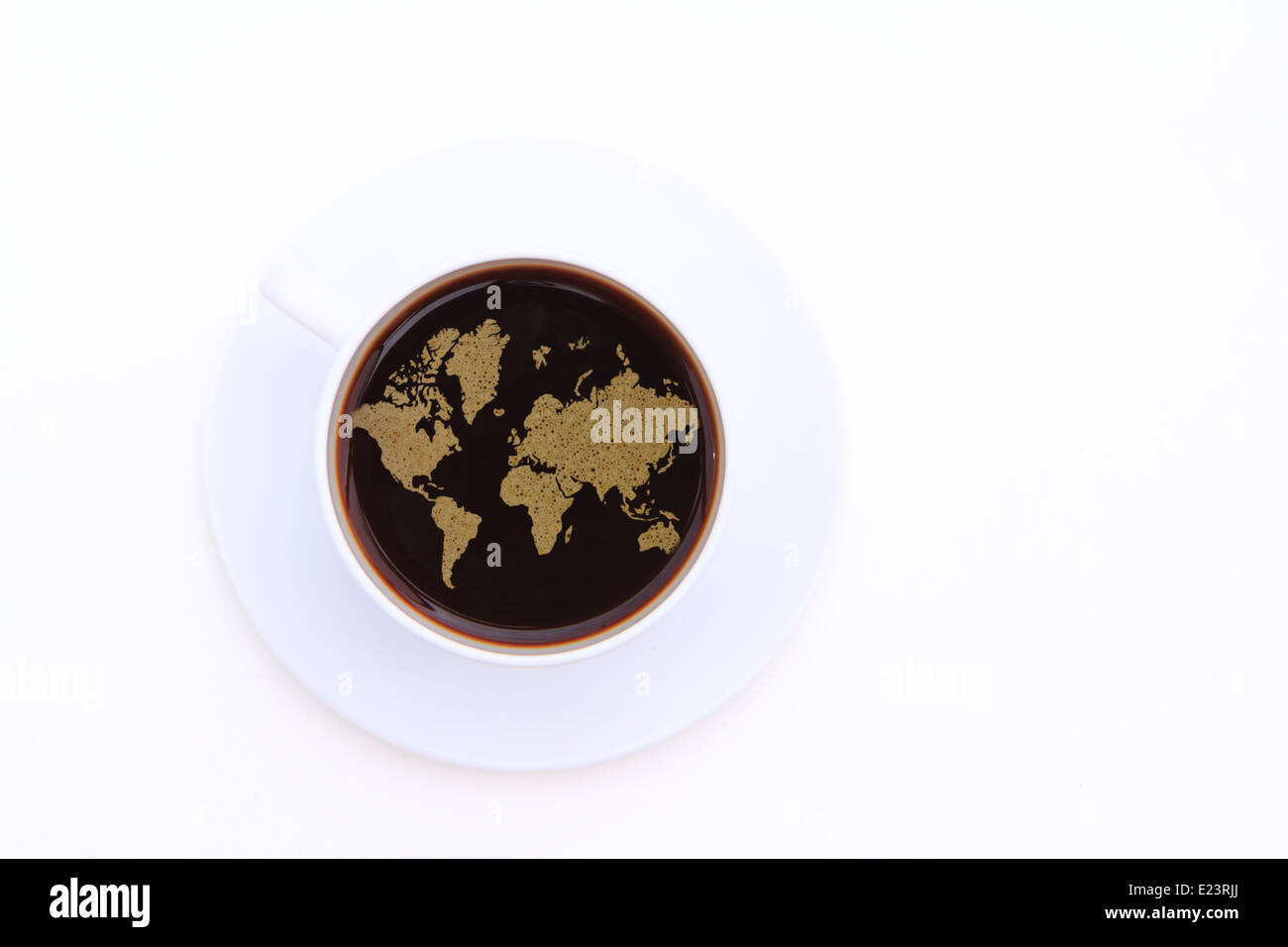 Tasse Kaffee mit Schaum verwandelt eine Weltkarte isoliert auf weißem Hintergrund Stockfoto