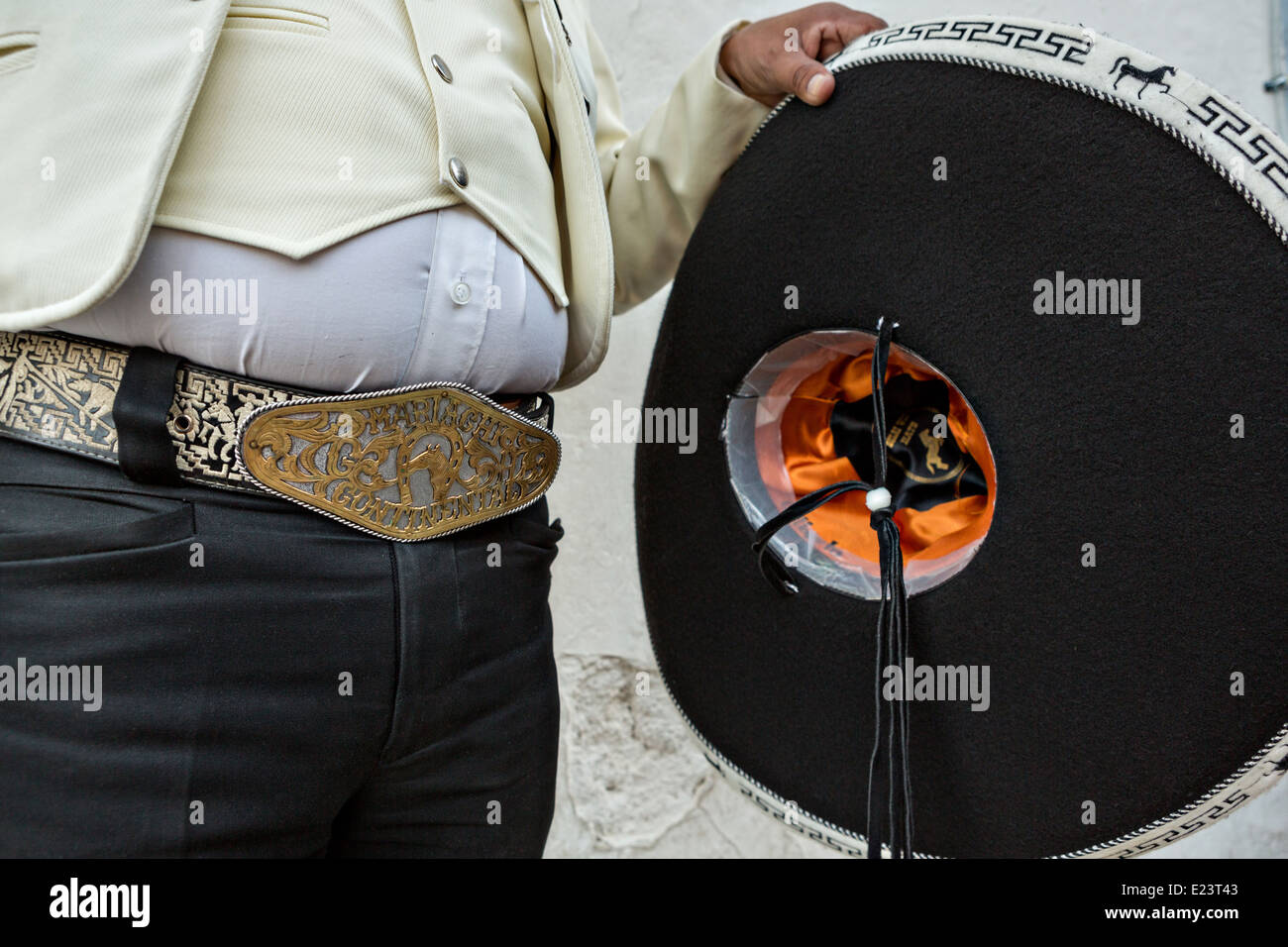 Gürtelschnalle Cowboy und Sombrero mexikanischen Mariachi gekleidet in traditionellen Charro Kostüm 5. November 2013 in Oaxaca, Mexiko. Stockfoto