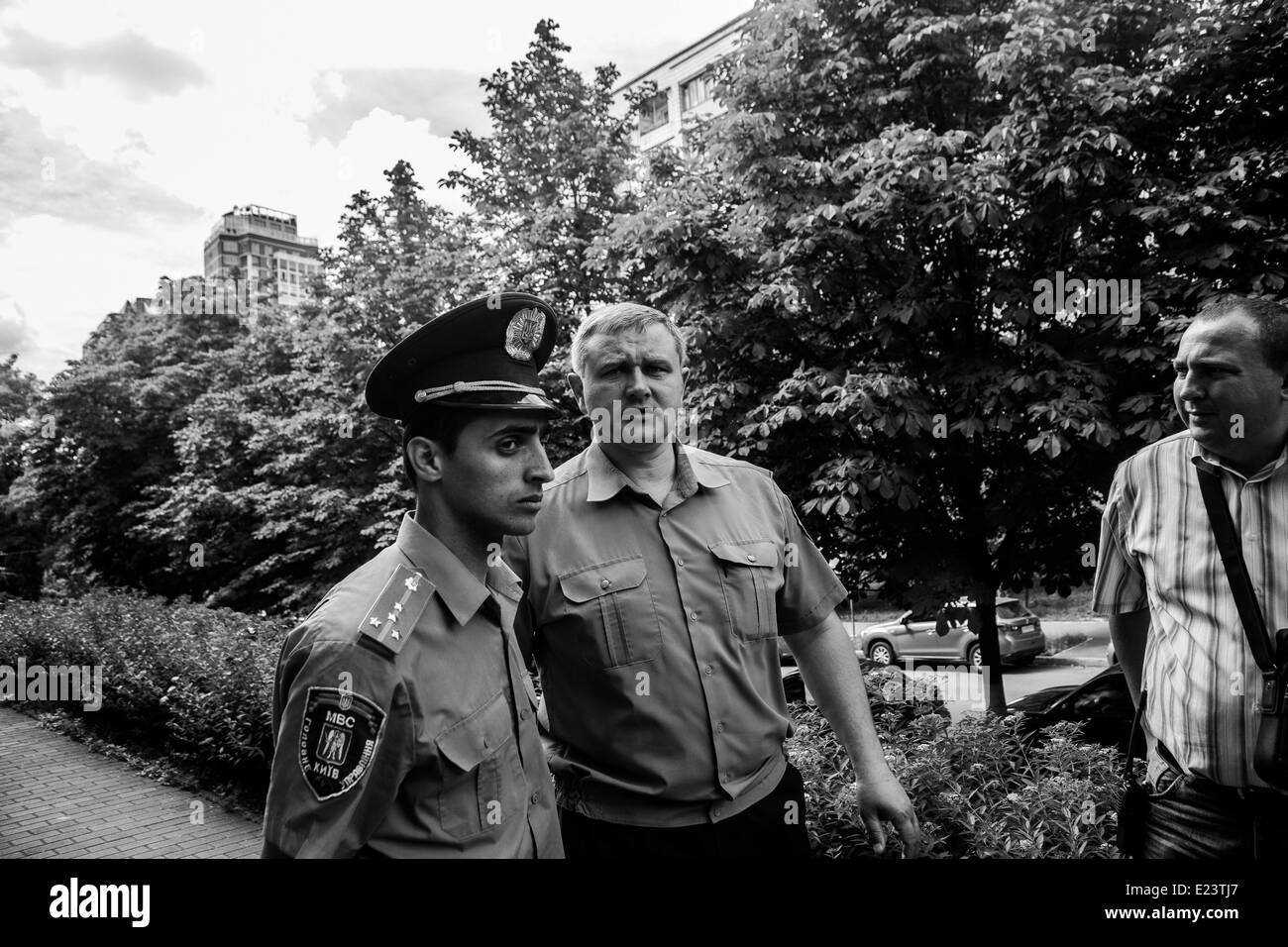 Kiew, Ukraine. 12. Juni 2014. Polizist auf der rechten Seite war beraubt seine Schulter Markierungen beim richtigen Sektor Protest vor dem Haus der Strafverfolgung fordern seinen Rücktritt oder für den Tod von Maidan Unruhen zu beantworten. (Kiew) Jamie © Forde/NurPhoto/ZUMAPRESS.com/Alamy Live-Nachrichten Stockfoto