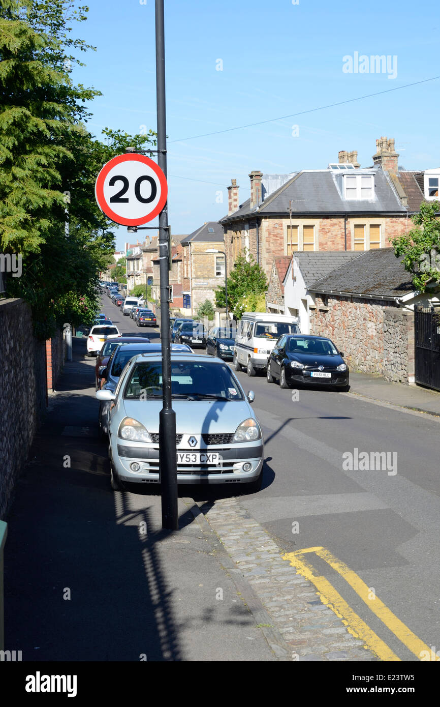 Doppelte gelbe Linien und 20 km/h-Zone, Bristol England UK, Clifton Stockfoto