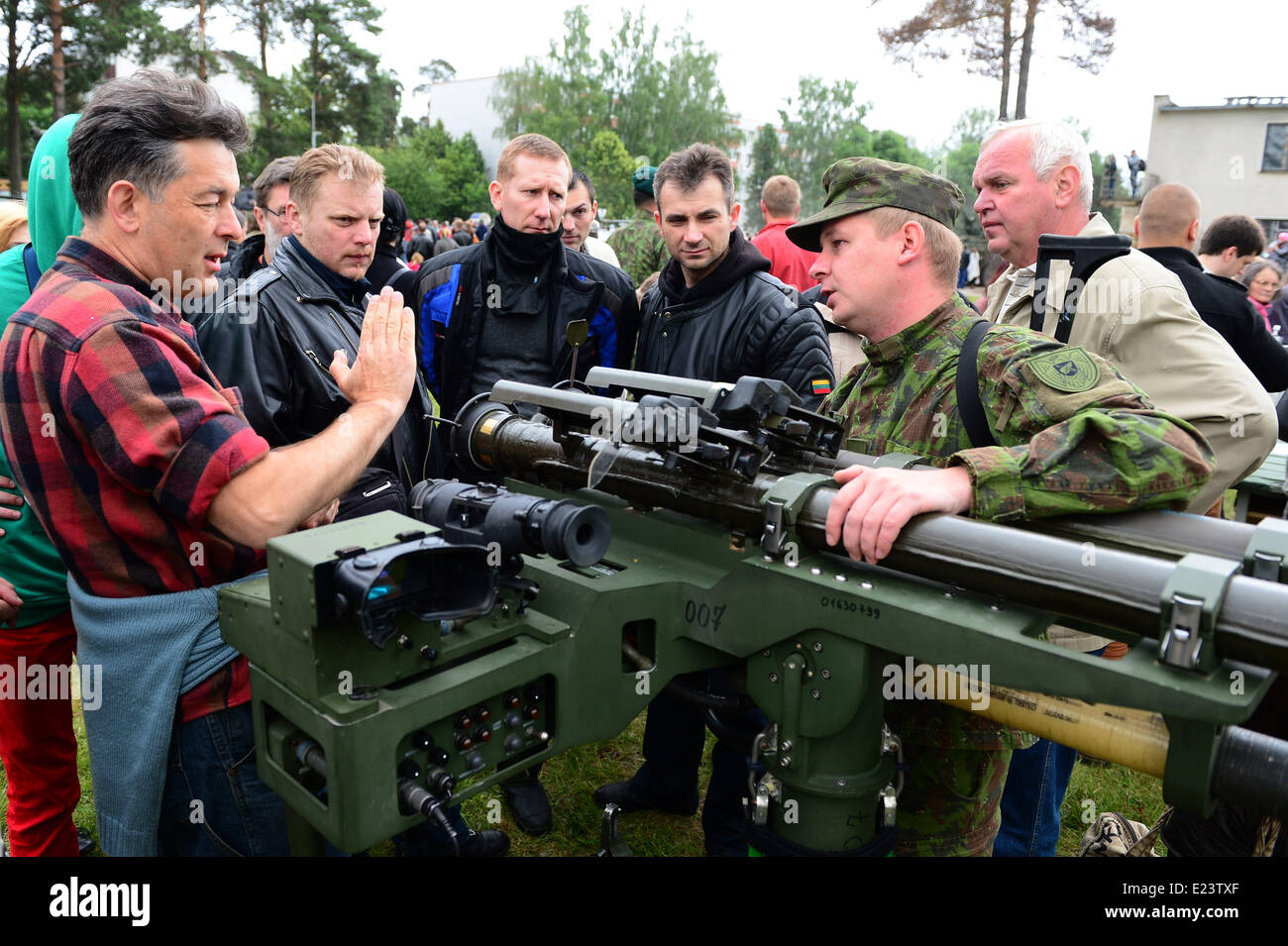 Rukla, Litauen. 15. Juni 2014. Waffen aus "Saber Strike 2014" sind für die Öffentlichkeit auf einer Militärbasis in Rukla, Litauen, am 15. Juni 2014 demonstrierten. "Saber Streik 2014" findet gleichzeitig in Litauen, Lettland und Estland, sammeln rund 4700 Militär Personnels aus 10 NATO-Staaten. Bildnachweis: Alfredas Pliadis/Xinhua/Alamy Live-Nachrichten Stockfoto