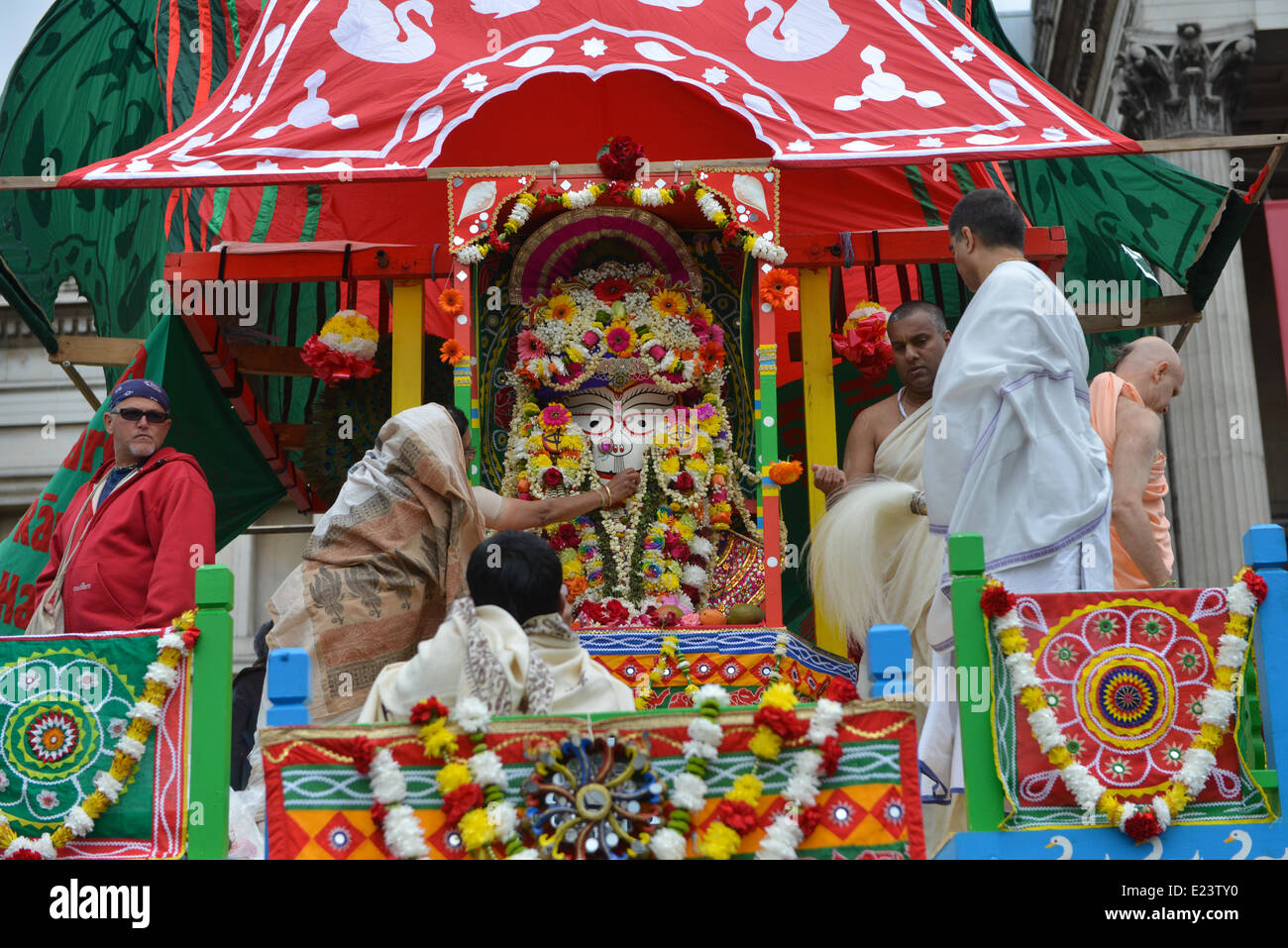 Trafalgar Square, London, UK. 15. Juni 2014. Einer der Wagen auf dem Trafalgar Square während der Hare-Krishna-Rathayatra Festival. Bildnachweis: Matthew Chattle/Alamy Live-Nachrichten Stockfoto