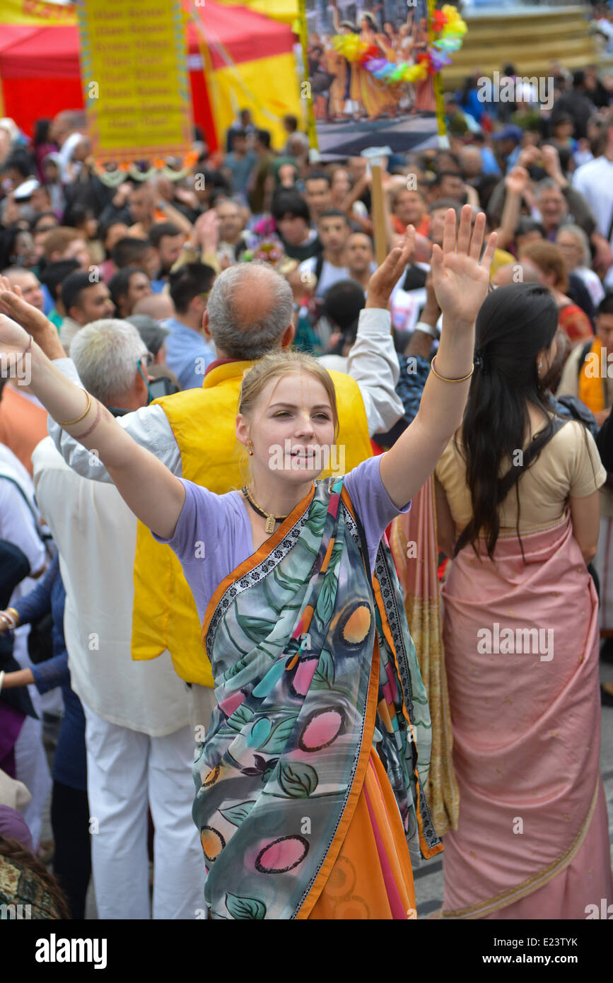 Trafalgar Square, London, UK. 15. Juni 2014. Anhänger singen und tanzen auf dem Trafalgar Square während der Hare-Krishna-Rathayatra Festival. Bildnachweis: Matthew Chattle/Alamy Live-Nachrichten Stockfoto
