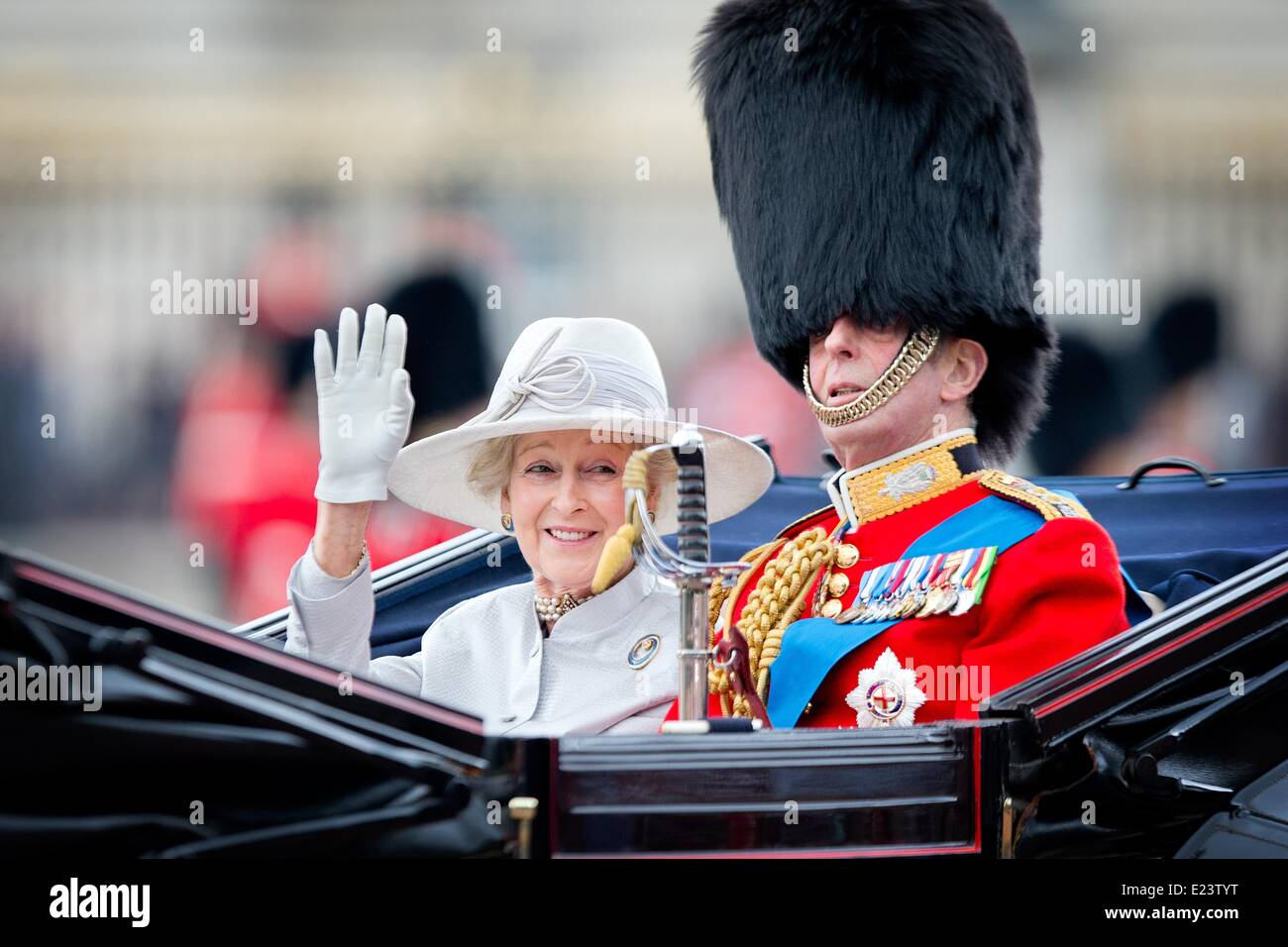 Edward und Katharine, Herzog und Herzogin von Kent im Vereinigten Königreich besuchen die Queen Geburtstag Parade Trooping die Farbe in London, Vereinigtes Königreich, 14. Juni 2014. Die königliche Uhr fliegen Vergangenheit nach der Parade auf dem Balkon des Buckingham Palace. Foto: Patrick van Katwijk - NO WIRE SERVICE Stockfoto