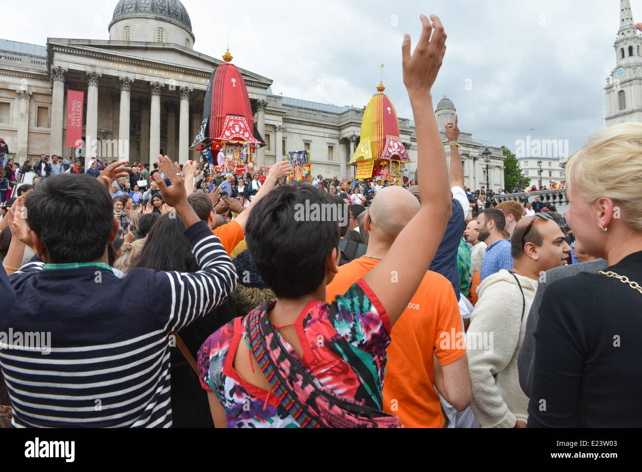 Trafalgar Square, London, UK. 15. Juni 2014. Anhänger singen und tanzen auf dem Trafalgar Square während der Hare-Krishna-Rathayatra Festival. Bildnachweis: Matthew Chattle/Alamy Live-Nachrichten Stockfoto