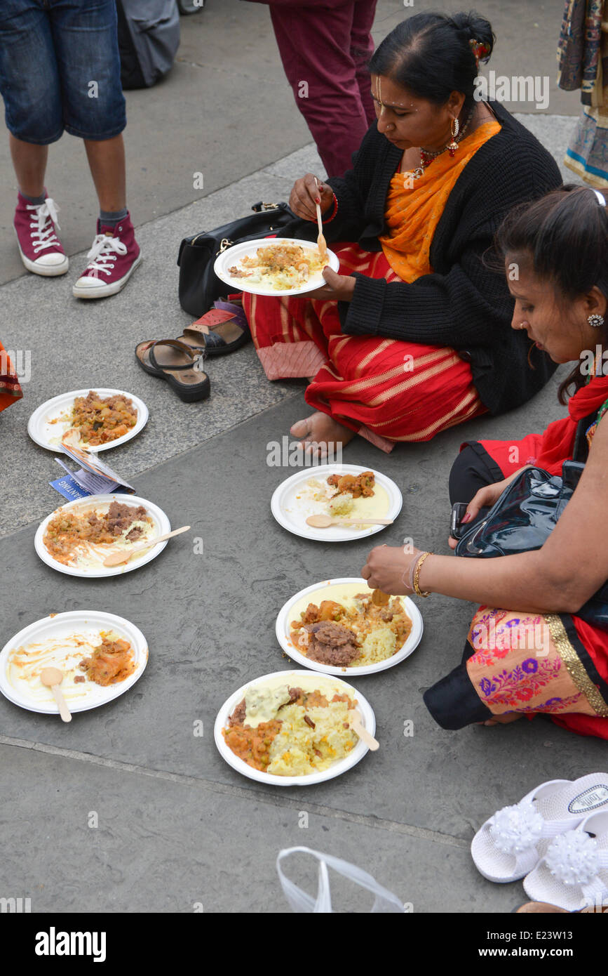 Trafalgar Square, London, UK. 15. Juni 2014. Einige von den 20.000 kostenlosen Mahlzeiten auf dem Trafalgar Square während der Hare-Krishna-Rathayatra Festival. Bildnachweis: Matthew Chattle/Alamy Live-Nachrichten Stockfoto