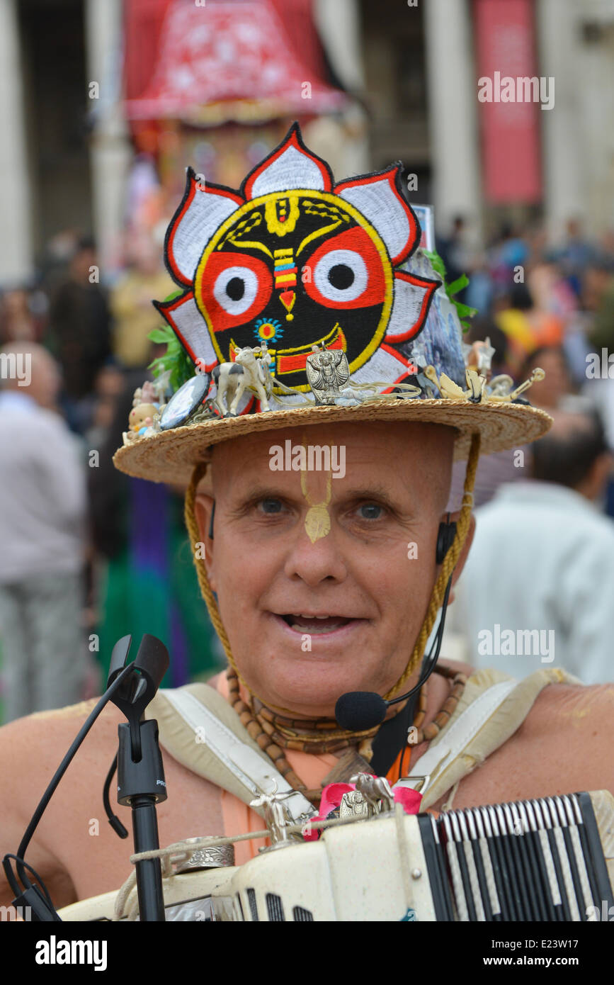 Trafalgar Square, London, UK. 15. Juni 2014. Ein Anhänger auf dem Trafalgar Square während der Hare-Krishna-Rathayatra Festival. Bildnachweis: Matthew Chattle/Alamy Live-Nachrichten Stockfoto