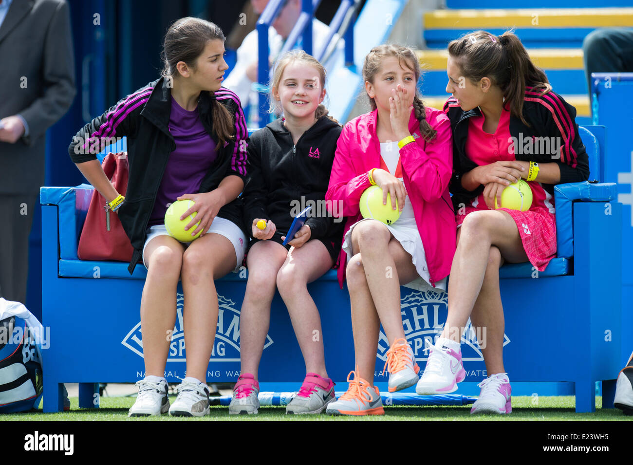 Eastbourne, Vereinigtes Königreich. 15. Juni 2014. Vier Mitglieder der Tennisakademie Elena Baltacha sitzen während der Rallye für Bally Doppel-Match bei den Aegon International in Devonshire Park, Eastbourne. Bildnachweis: MeonStock/Alamy Live-Nachrichten Stockfoto