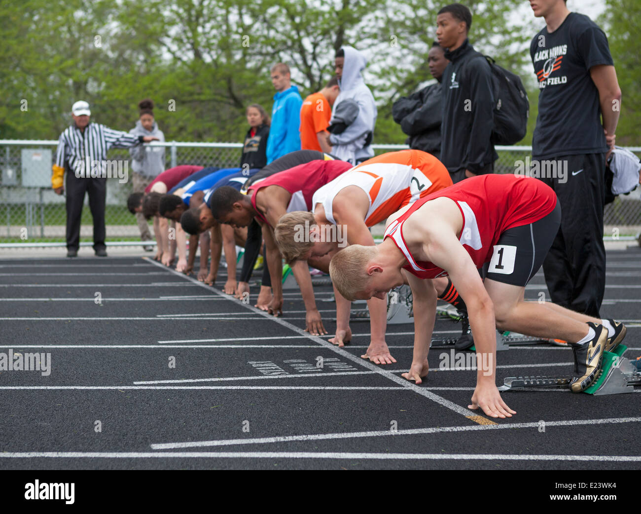 High School Athleten messen sich in einem Track und eingeordnet in Milwaukee, Wisconsin, USA. Stockfoto