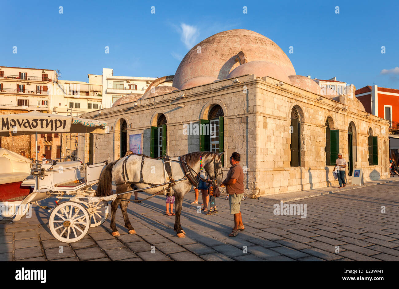 Hafen von Chania und die Yiali Tzami Moschee am späten Nachmittag, Kreta Griechenland. Stockfoto