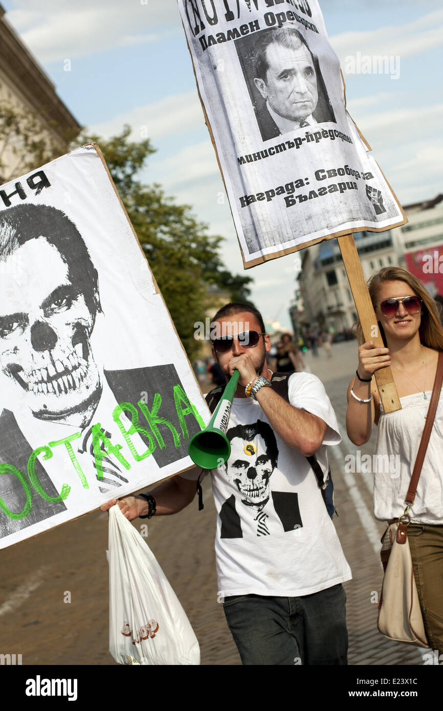 Sofia, Bulgarien. 14. Juni 2014. Tausende schlossen den Protest '' DANS nicht mehr '' vor der Nationalversammlung in Sofia um ein Jahr zu markieren, da regierungsfeindliche Demonstrationen haben in der Hauptstadt und anderen bulgarischen Städten begann. Die Proteste begannen am 14. Juni 2013 als Delian Peewski Präsident der staatlichen Agentur für nationale Sicherheit (DANS) vom Parlament gewählt wurde. Hristo Vladev/NurPhoto/ZUMAPRESS.com/Alamy © Live-Nachrichten Stockfoto