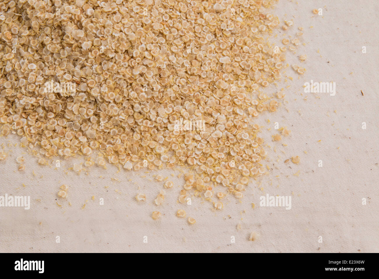 Quinoa Flocken die Ecke des Rahmens auf cremefarbenen Hintergrund [Land](1 of 18) Stockfoto