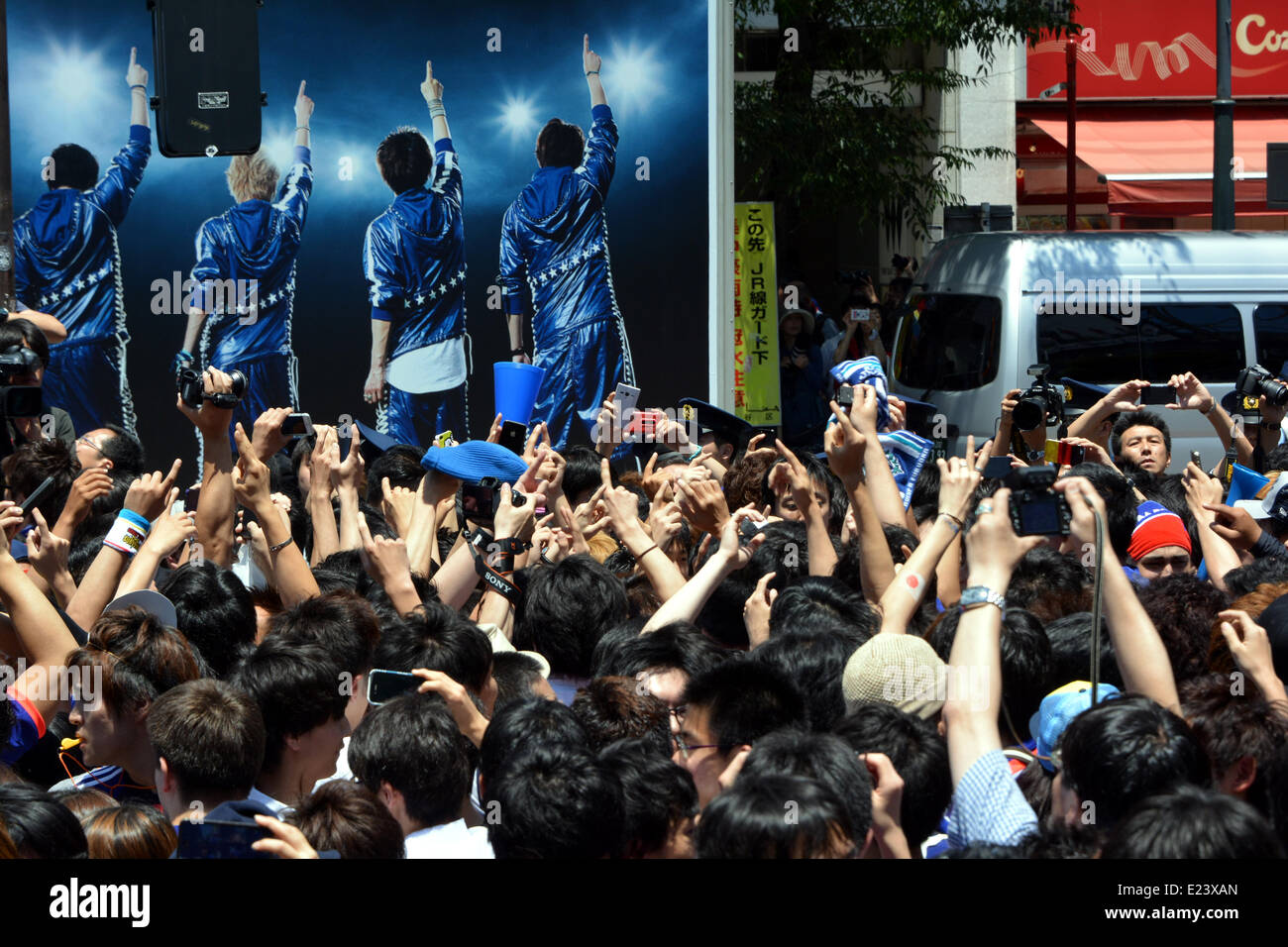 Tokio, Japan. 15. Juni 2014. Tokio, Japan. 15. Juni 2014. Eine riesige Menge von Hard-Core-Fußball Fans Bühne eine Pep rally vor Tokyos Shibuya Railroad Station folgenden Japans 1-2 Niederlage gegen Côte d ' Ivoire in einem WM-Spiel auf Sonntag, 15. Juni 2014. Die westafrikanischen übergeben Japan ihre erste Niederlage in ihrem ersten Spiel in der Vorrunde der Fußball-Weltmeisterschaft 2014 in Recife, Brasilien. Bildnachweis: Natsuki Sakai/AFLO/Alamy Live-Nachrichten Stockfoto