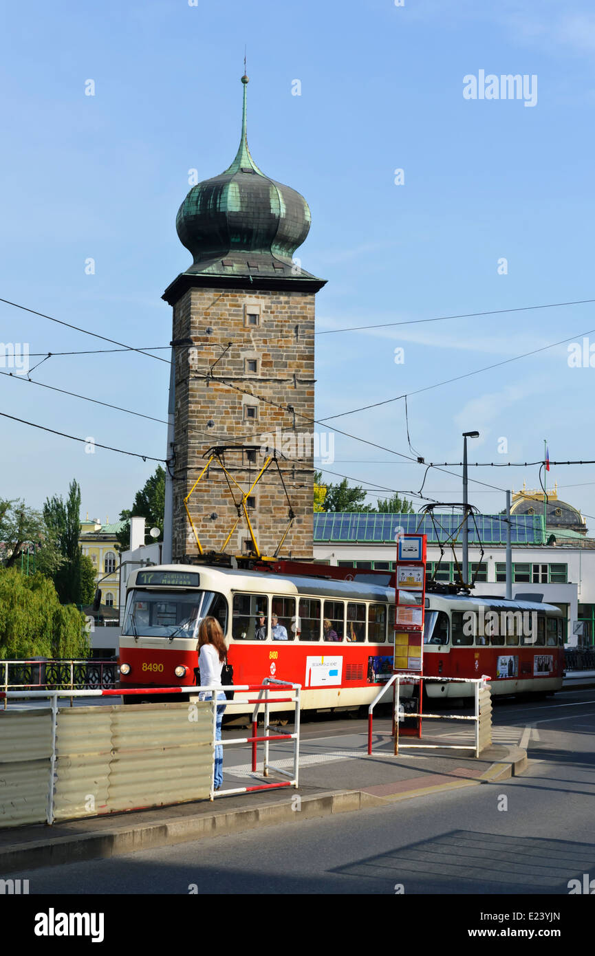 Eine rote Straßenbahn vorbei the15th Jahrhundert Wasserturm Teil der Ausstellungshalle Mánes, Prag, Tschechische Republik. Stockfoto