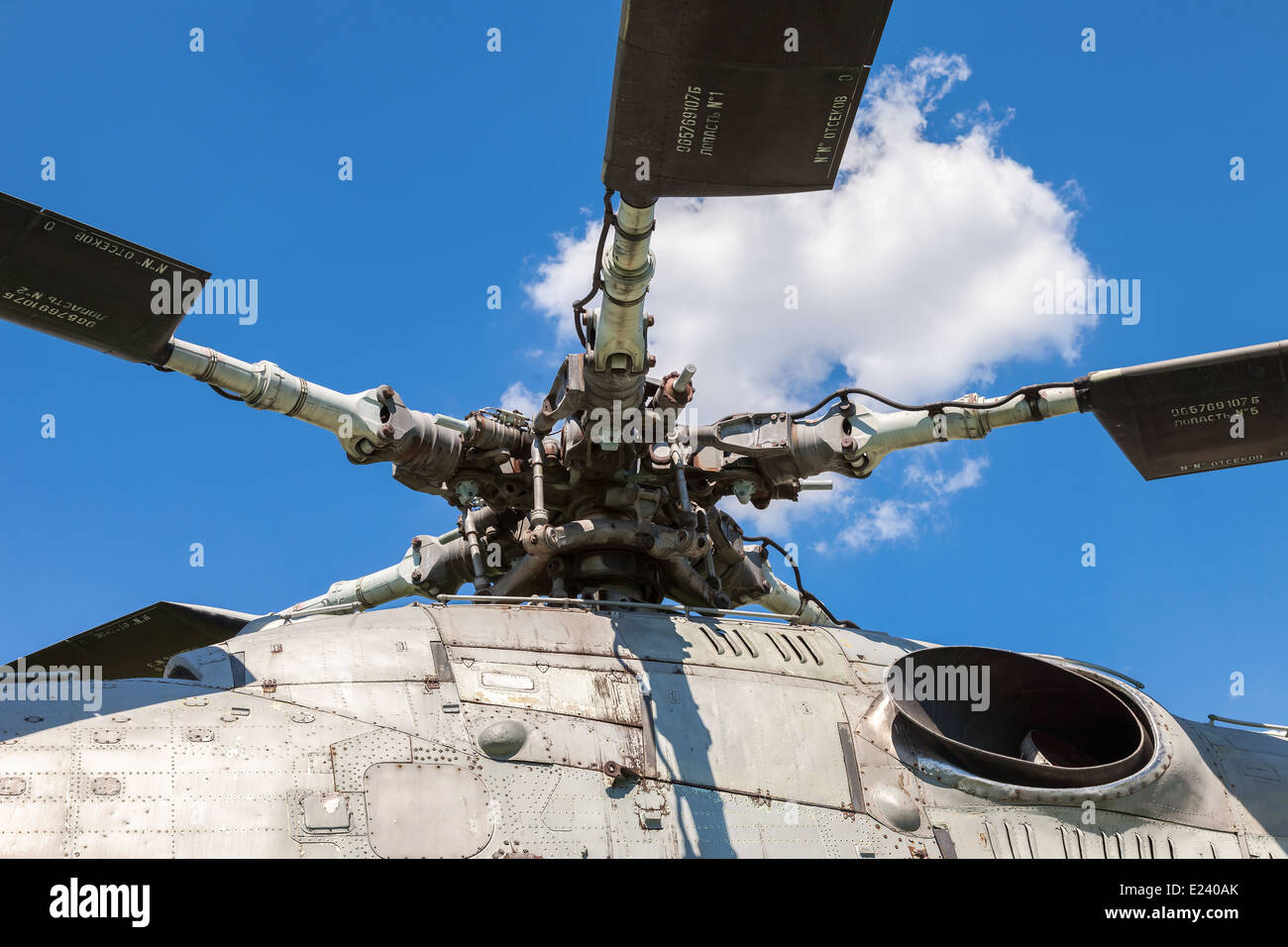 Turbine des schweren Transporthubschrauber Mi-6 gegen blauen Himmel Stockfoto