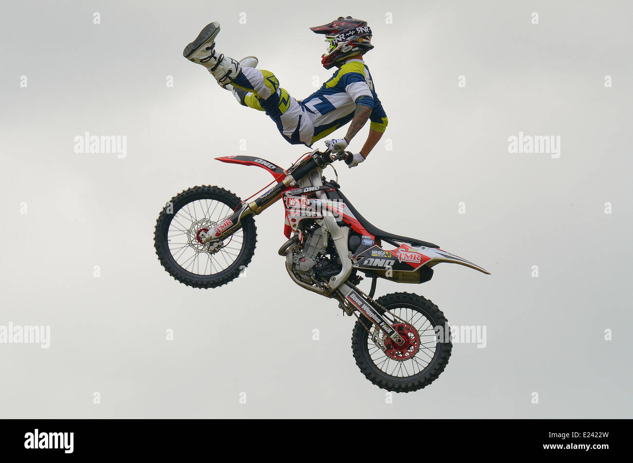 Motocross Freestyle Motorrad Stunt Jump beim Boys Toys Event im Hylands Park, Chelmsford, Essex, Großbritannien. Motorradfahren. Stuntfahrer Stockfoto