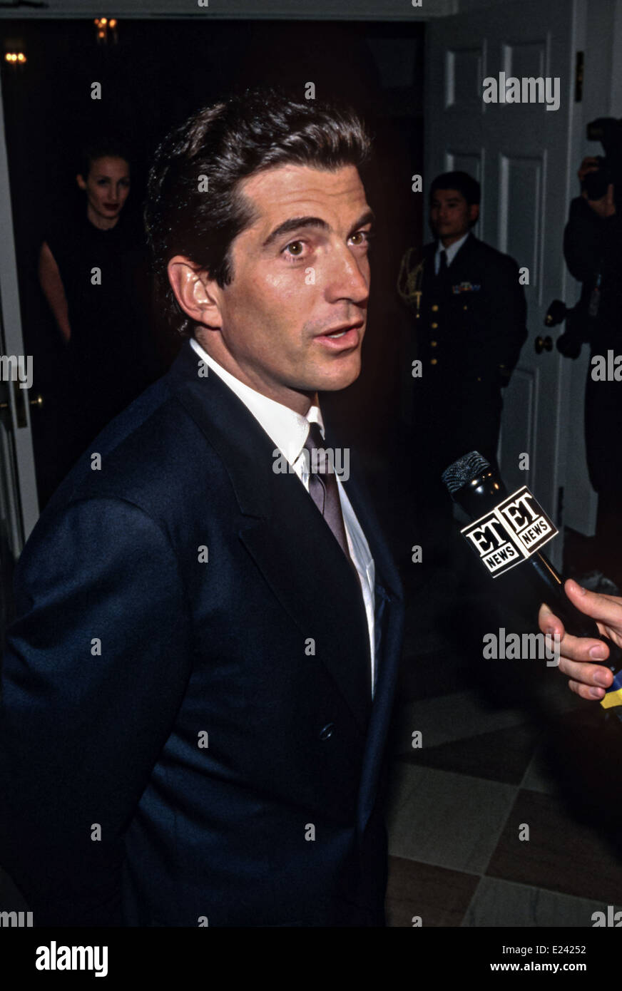 John Kennedy, Jr. kommt für die State Dinner für britische Premierminister Tony Blair im Weißen Haus 5. Februar 1998 in Washington, DC. Stockfoto