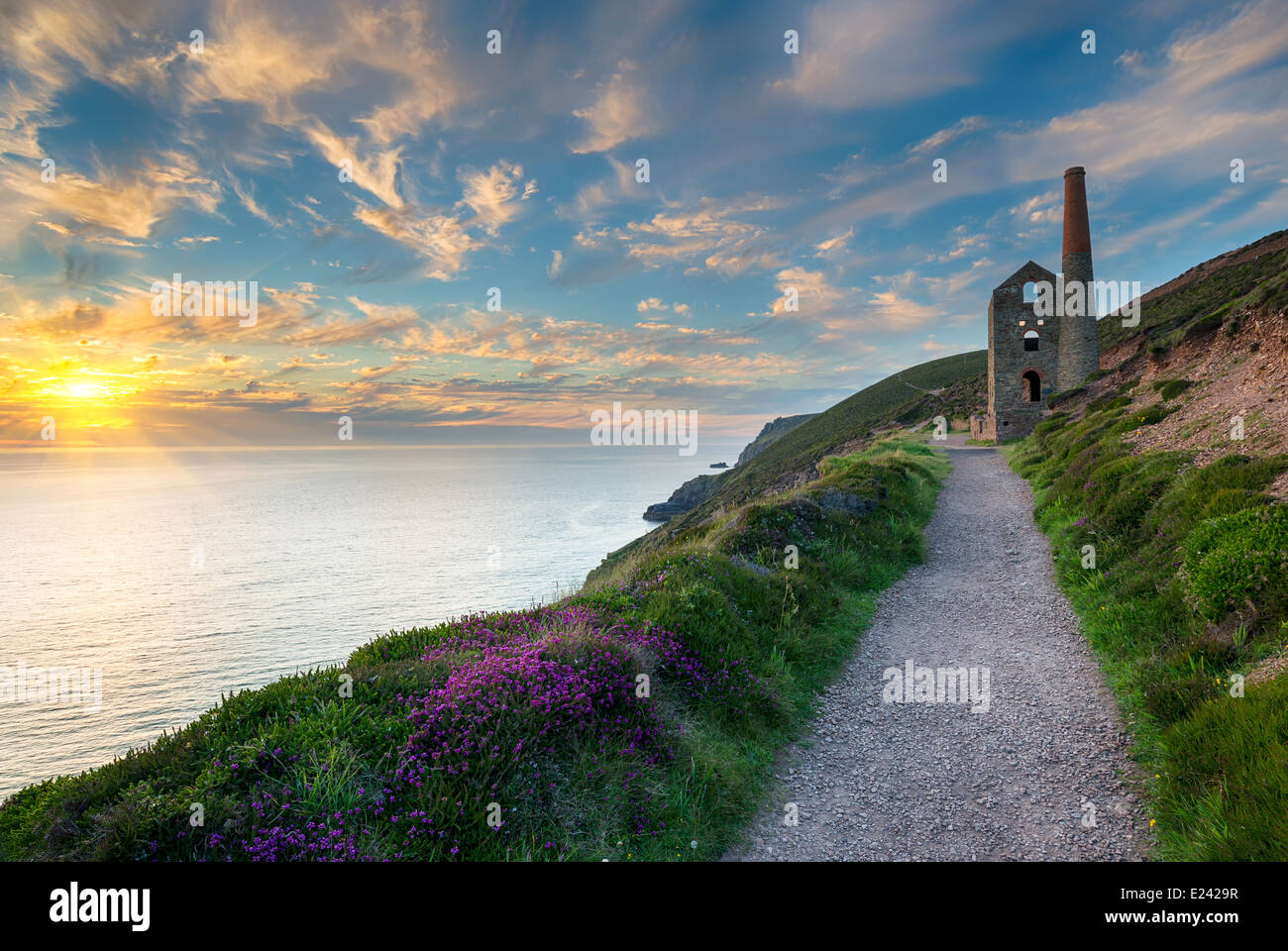 Die berühmten Ruinen von Wheal Coates Motor Haus thront auf den Klippen an der Küste von Cornwall in St. Agnes Stockfoto