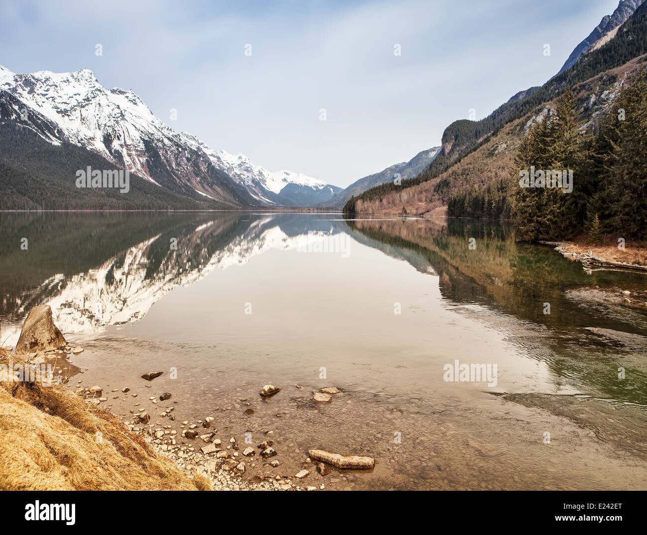 Reflexionen der Berge rund um Chilkoot Lake in der Nähe von Haines Alaska im zeitigen Frühjahr. Stockfoto