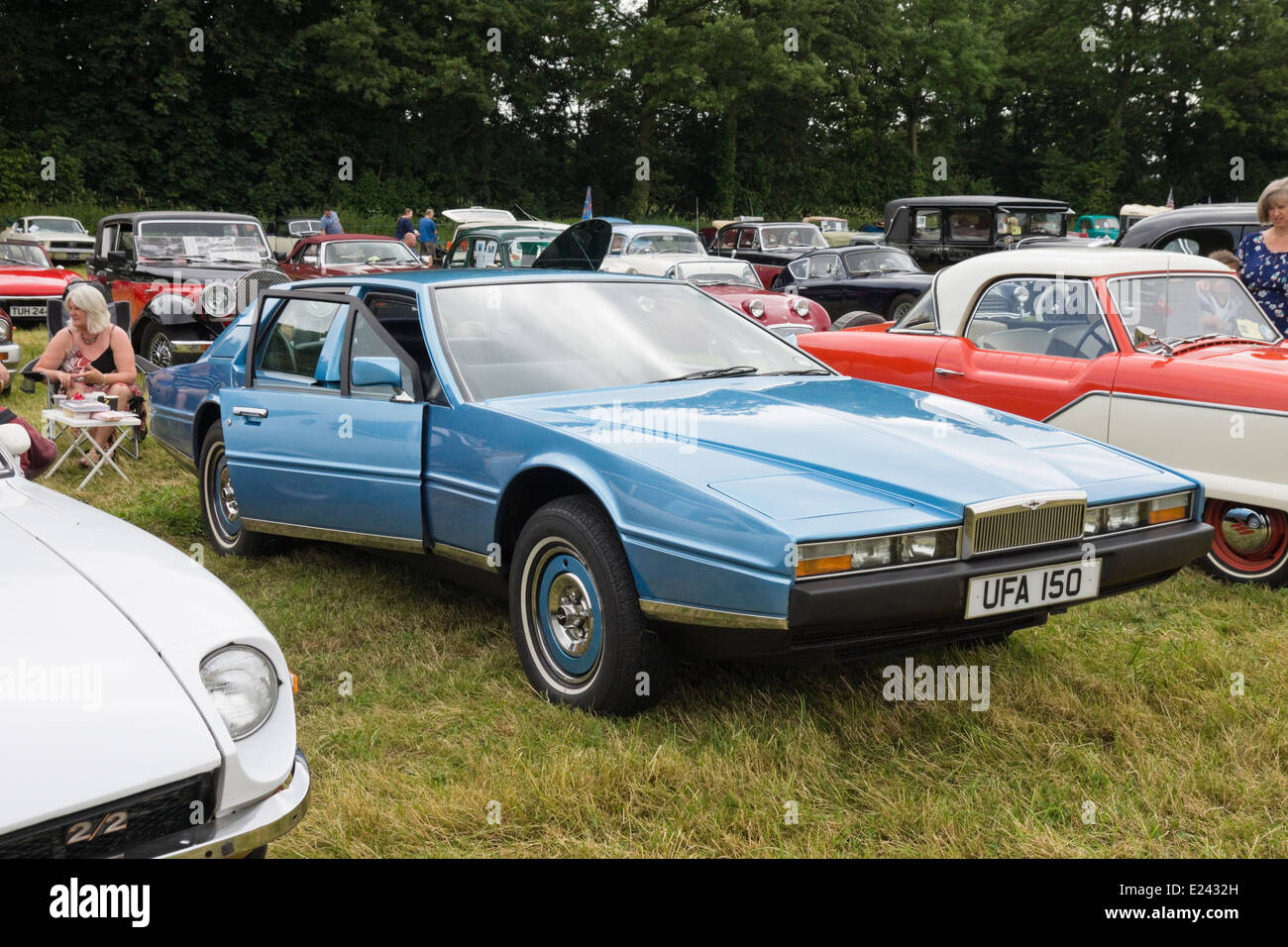 2014-Oldtimer zeigen auf der Wiese an der Berkeley Castle Berkeley Gloucestershire in England. Aston Martin Stockfoto