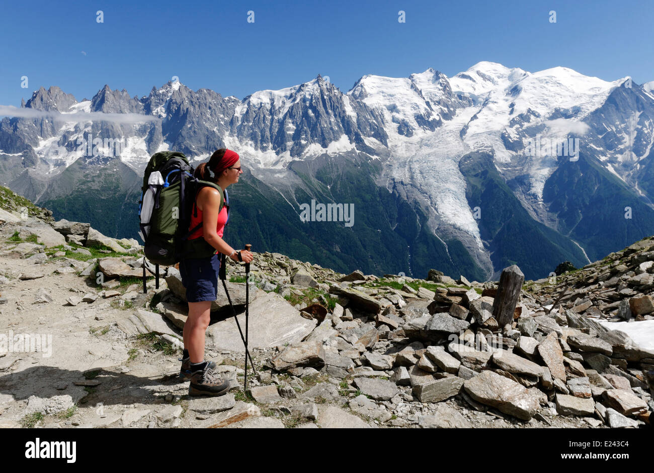 Eine Dame Trekker mit vollem Rucksack und Mont Blanc in den französischen Alpen Stockfoto