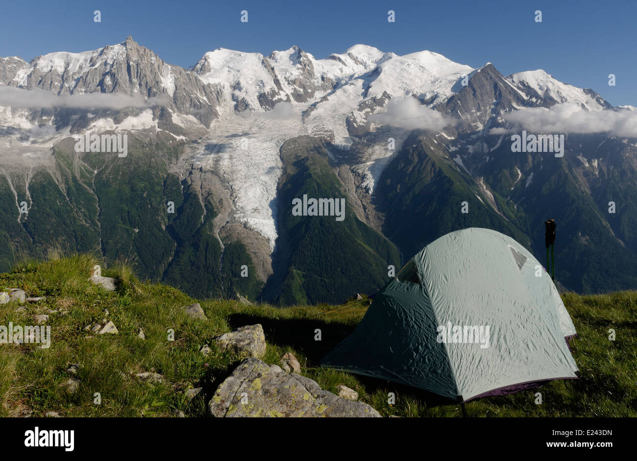 Wild campen auf le Brévent in den französischen Alpen mit dem Mont-Blanc-Massiv über Stockfoto