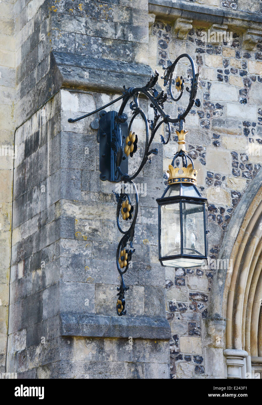 Eine reich verzierte Laterne Stein außen der großen Halle in Winchester, England Stockfoto