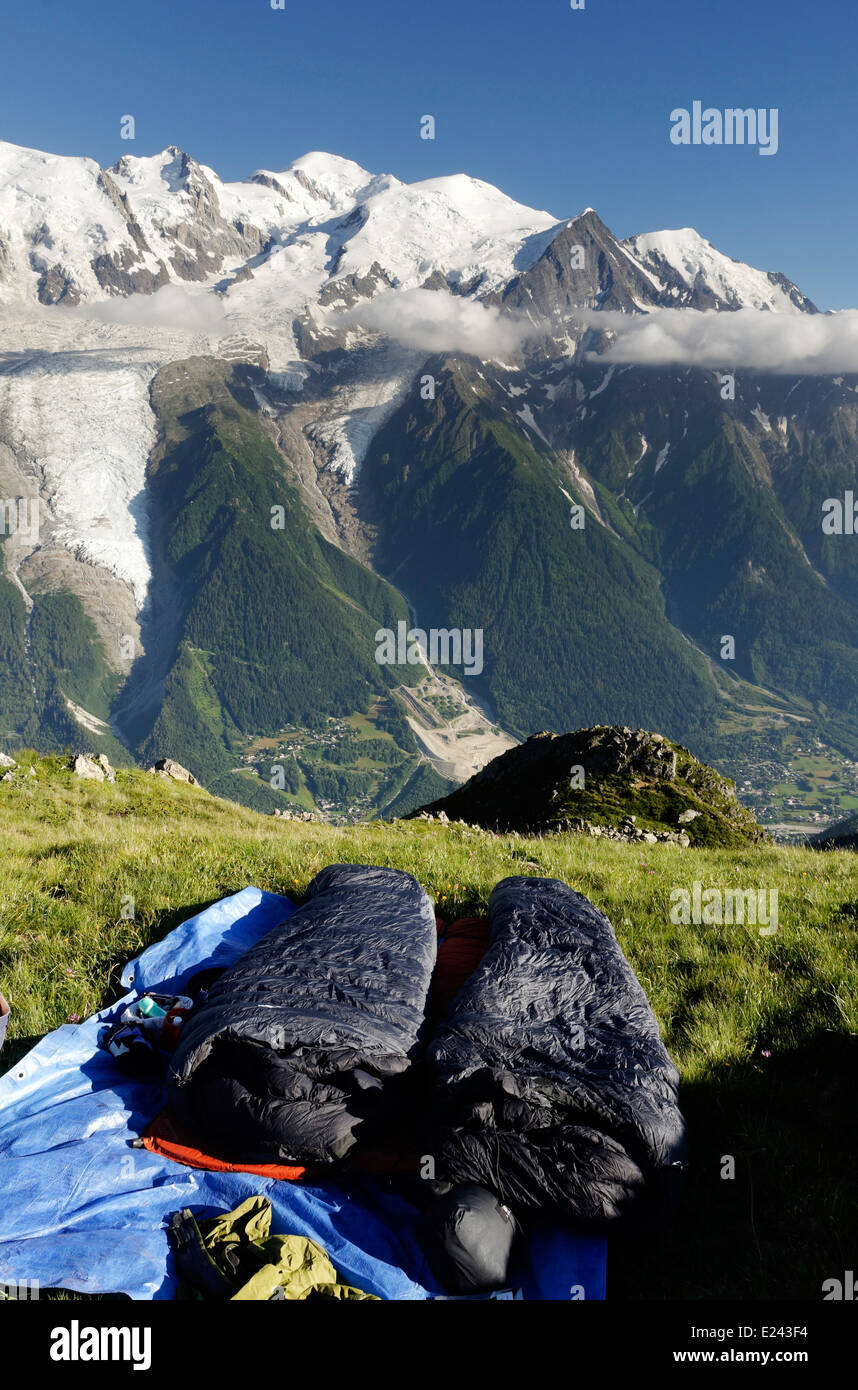Wild campen auf le Brévent in den französischen Alpen mit dem Mont-Blanc-Massiv über Stockfoto