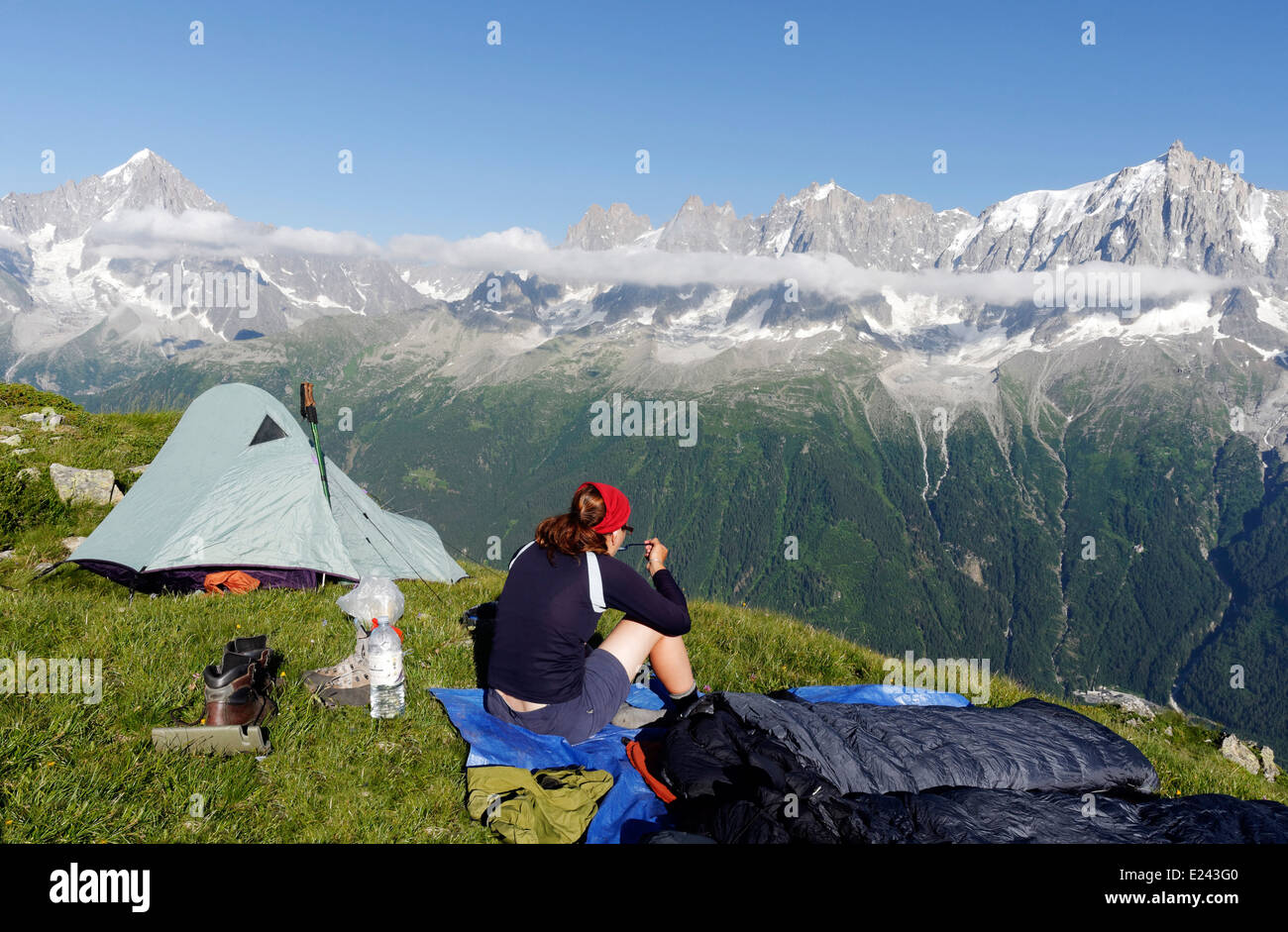 Eine Frau bewundert die Ansicht wildes Campen auf le Brévent in den französischen Alpen mit dem Mont-Blanc-Massiv über Stockfoto