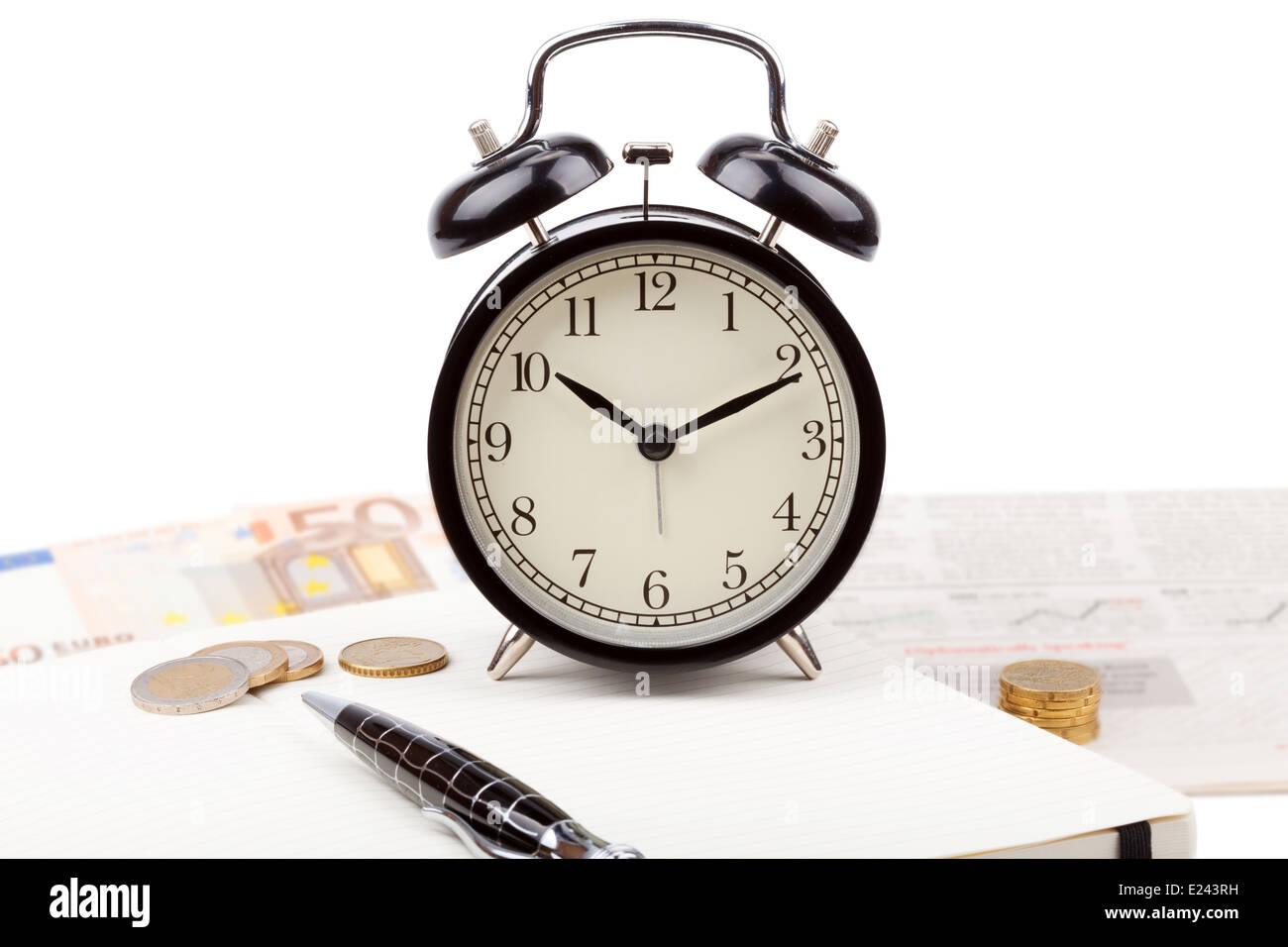 Geschäft Foto: Wecker mit frischen Zeitung und offene Notizbuch isoliert auf weißem Hintergrund Stockfoto