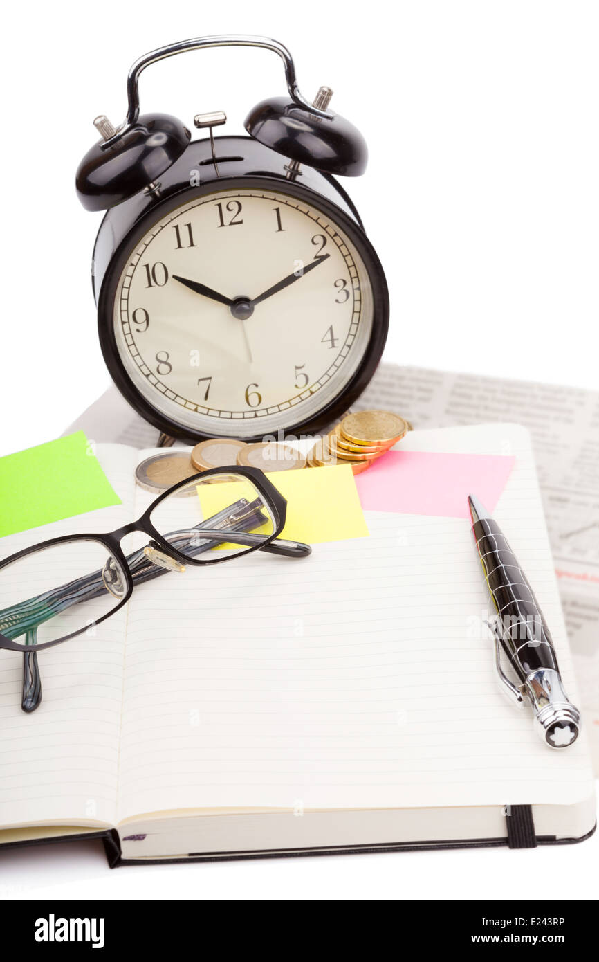 Geschäft Foto: Wecker mit frischen Zeitung und offene Notizbuch isoliert auf weißem Hintergrund Stockfoto