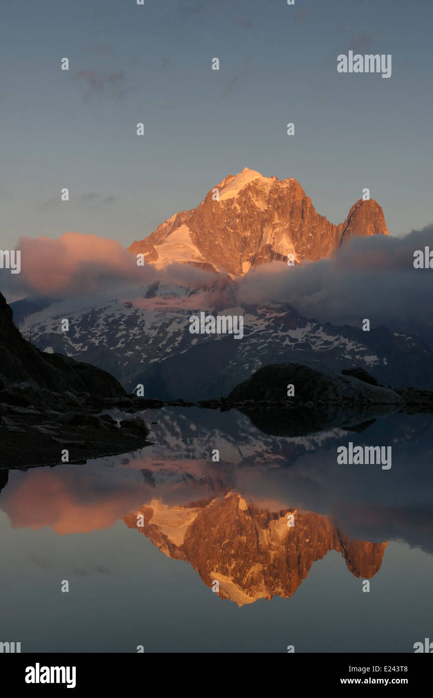 Sonnenuntergang auf der Aiguille Verte spiegelt sich in Lac Blanc, Chamonix, Frankreich Stockfoto