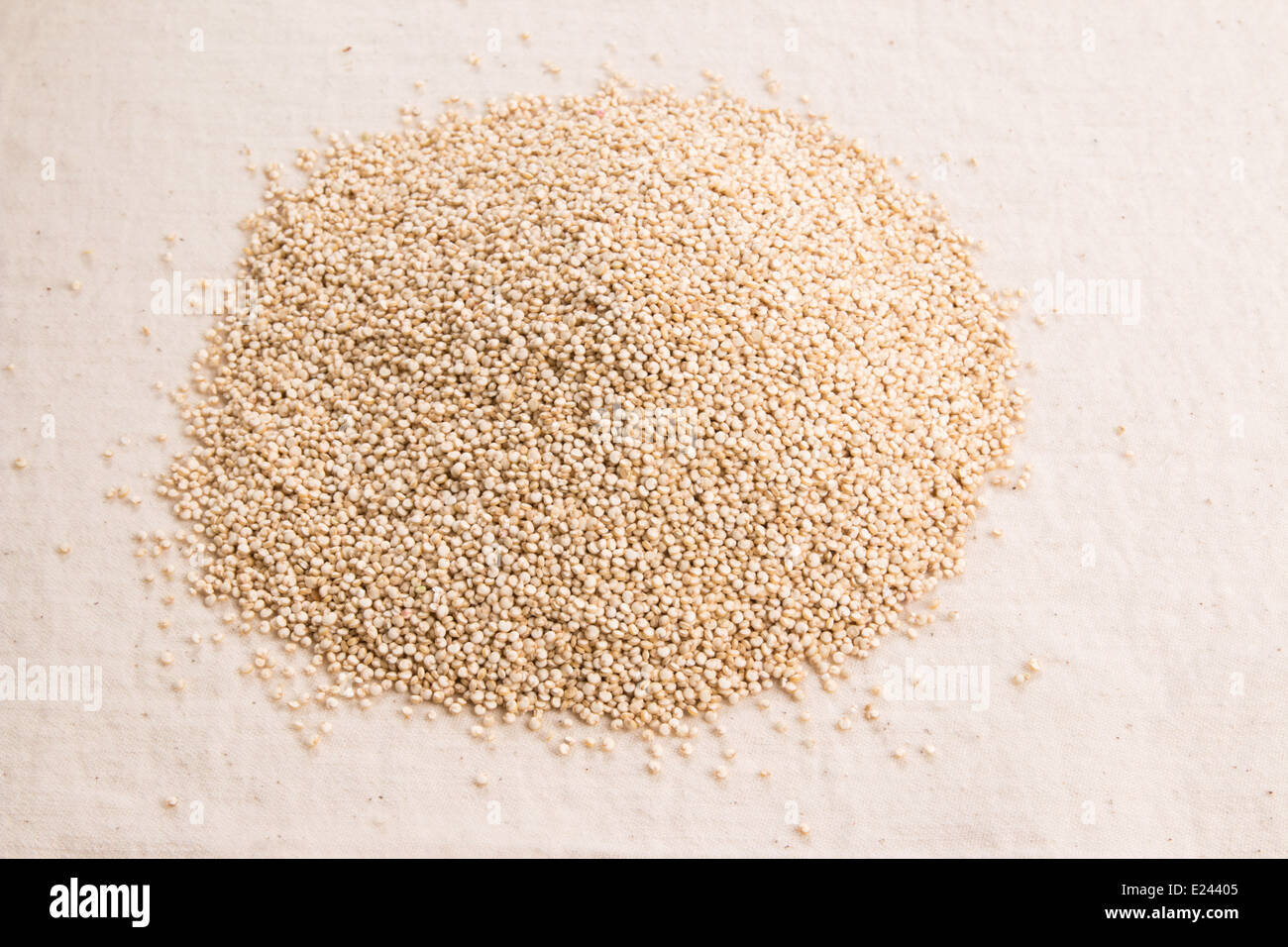 Quinoa-Samen zu verbreiten, in einem Hügel auf einem cremefarbenen Hintergrund (5 von 24) Stockfoto Quinoa-Samen zu verbreiten, in einem Hügel auf einem cremefarbenen Hintergrund (5 von 24) Stockfoto