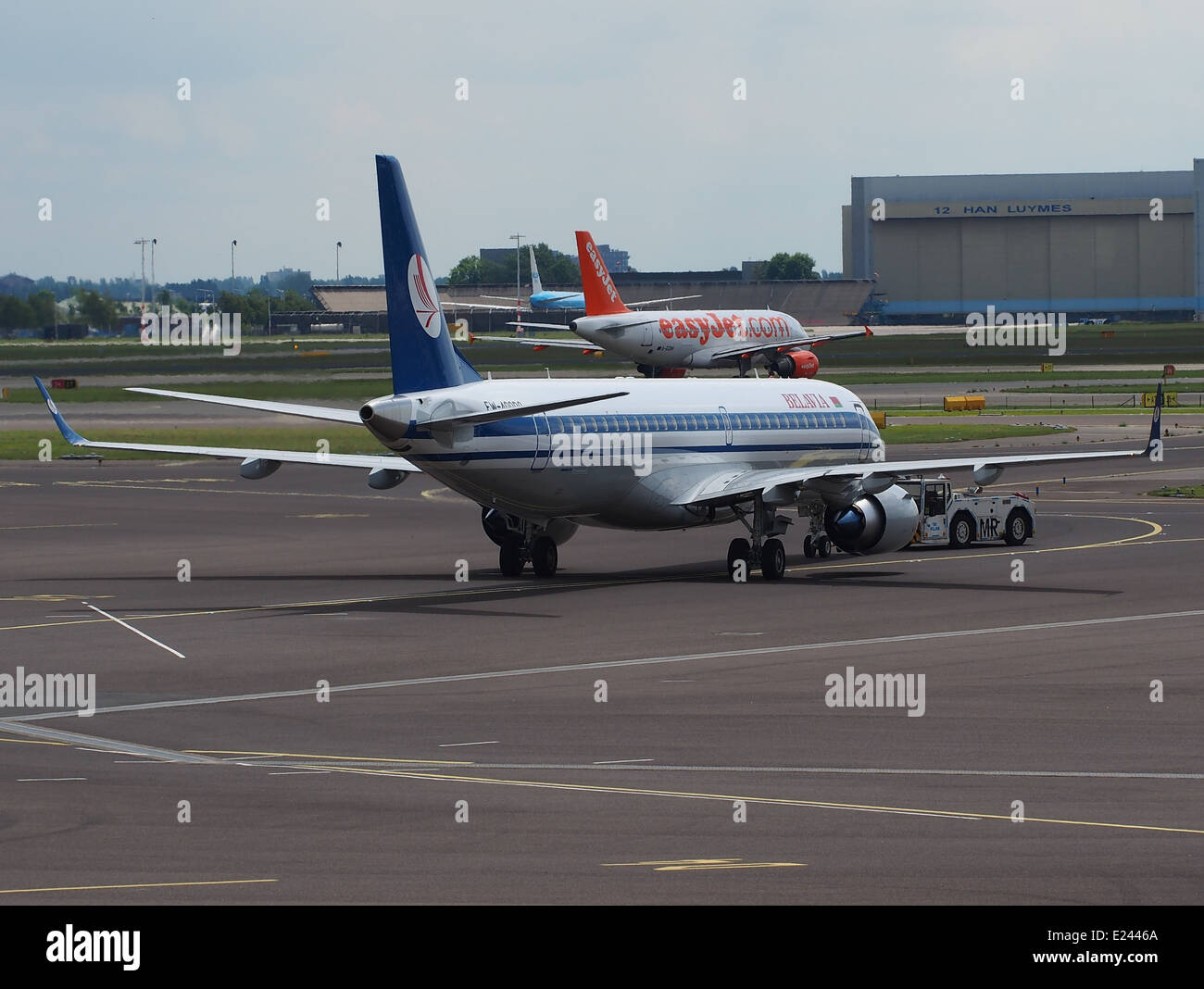 EW-400PO Belavia Embraer 195, die Rollen auf dem Flughafen Schiphol (AMS - EHAM), den Niederlanden, 24. Mai 2014, Pic-3 Stockfoto